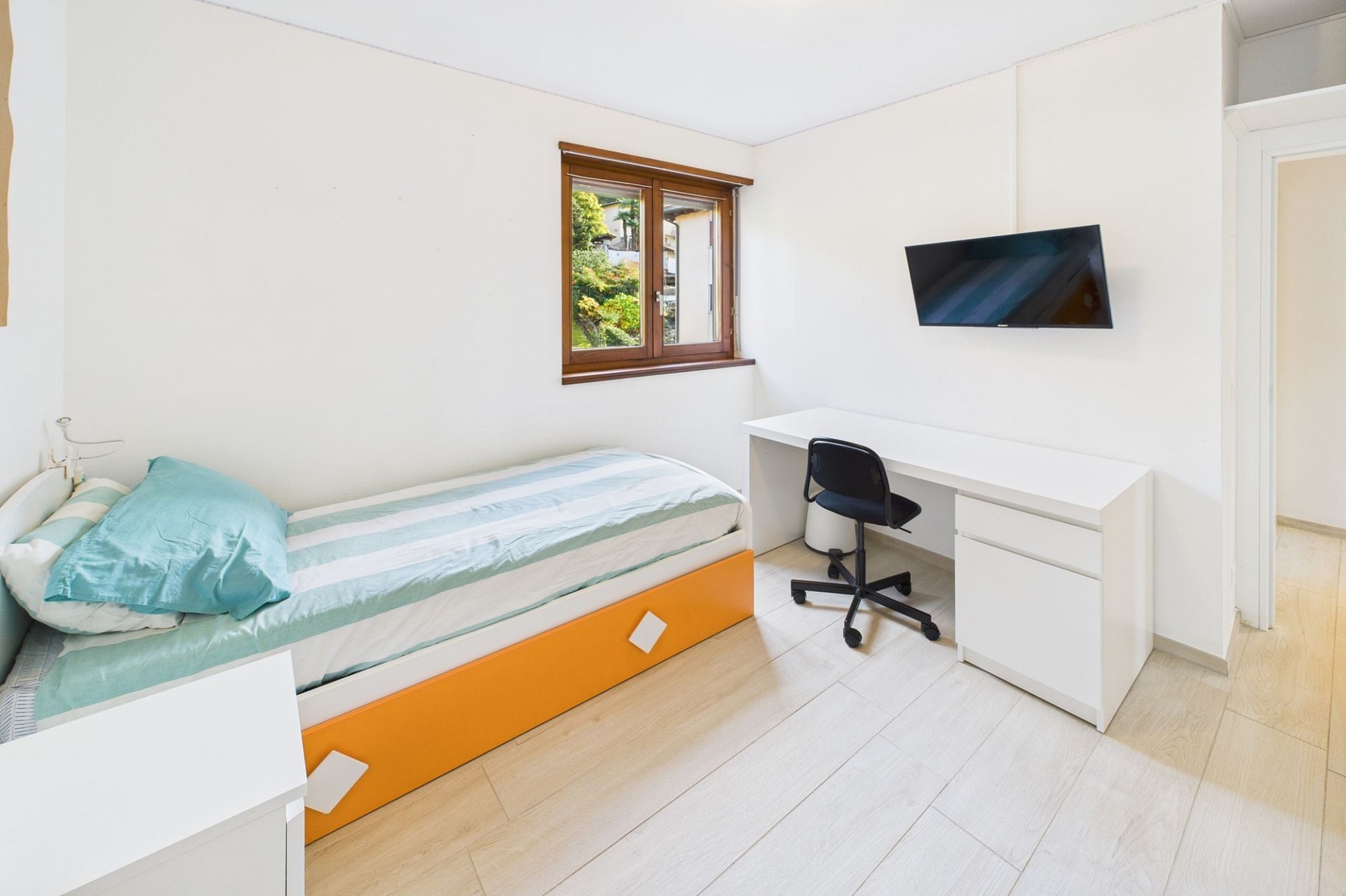 Helles Schlafzimmer mit Arbeitsbereich