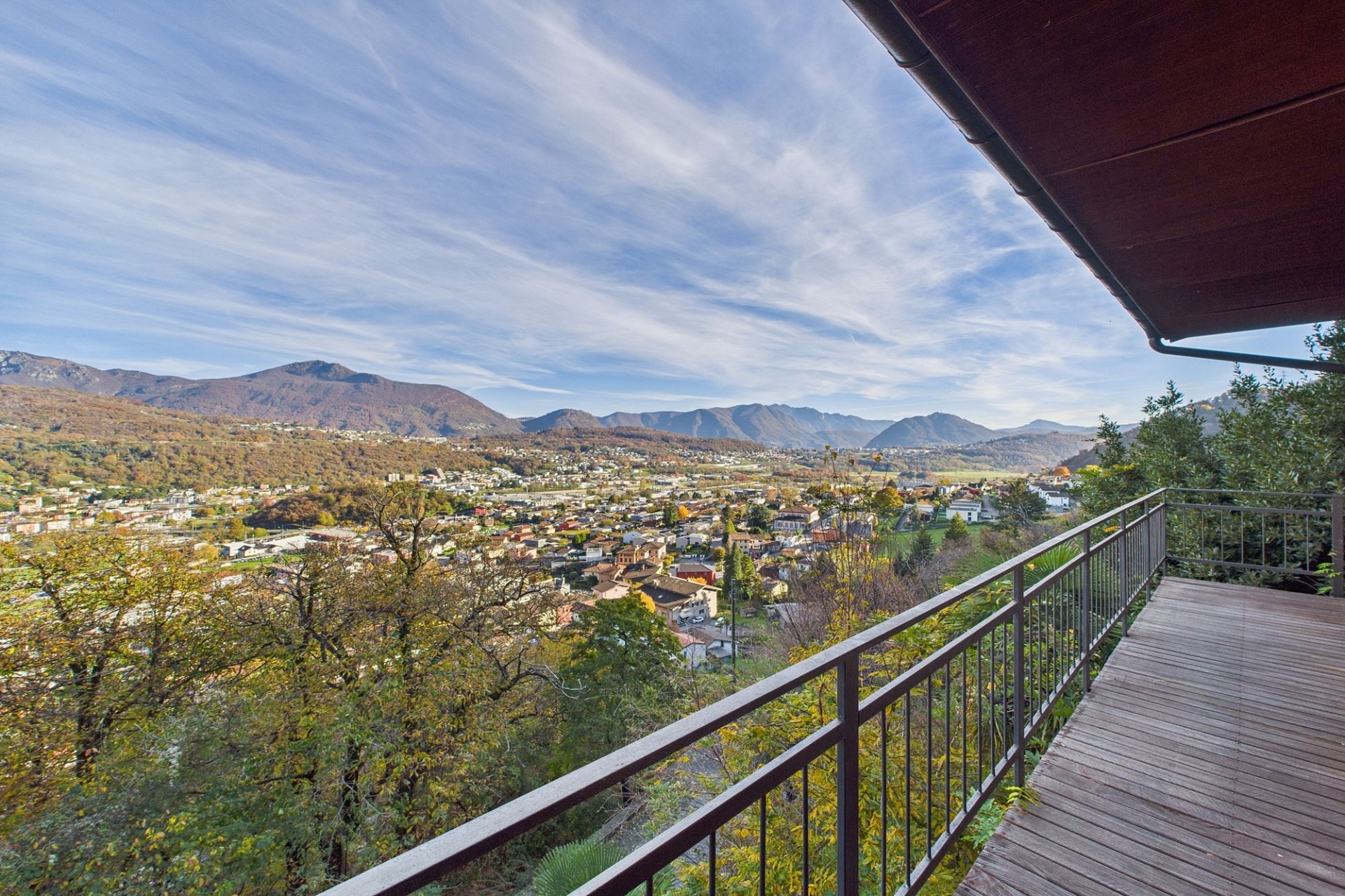 Balkon mit Bergpanorama