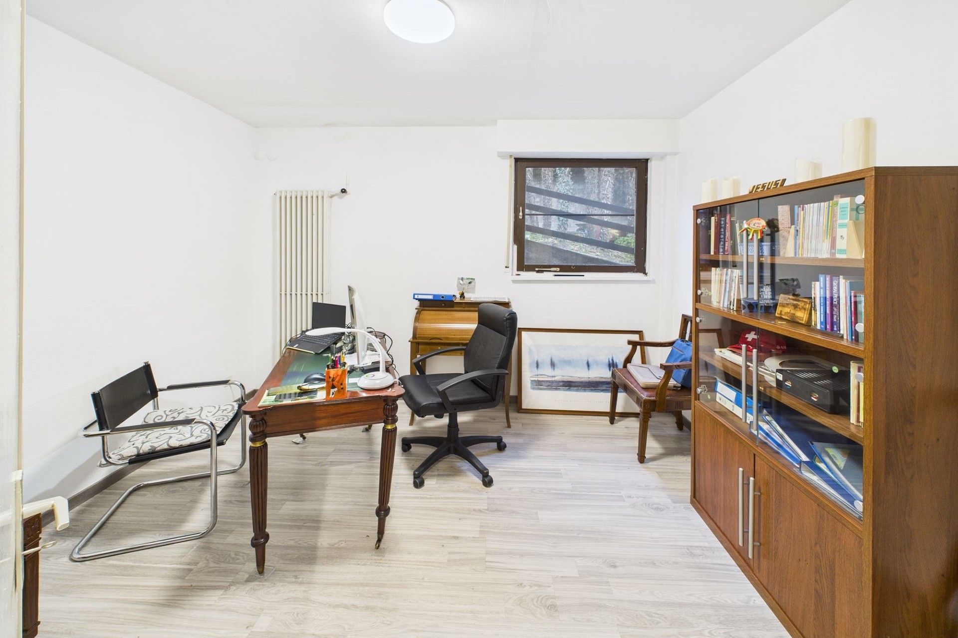 Arbeitszimmer mit Möbeln