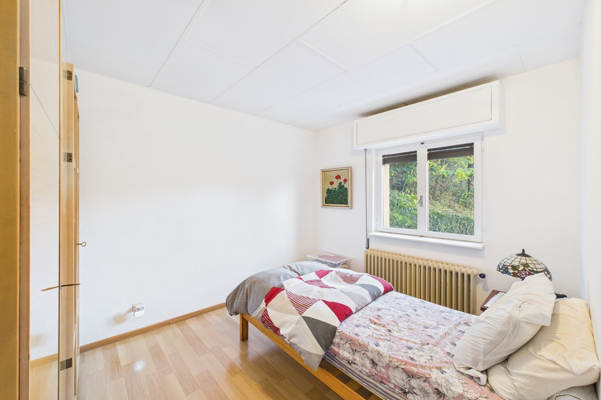 Helles Schlafzimmer mit Einzelbett