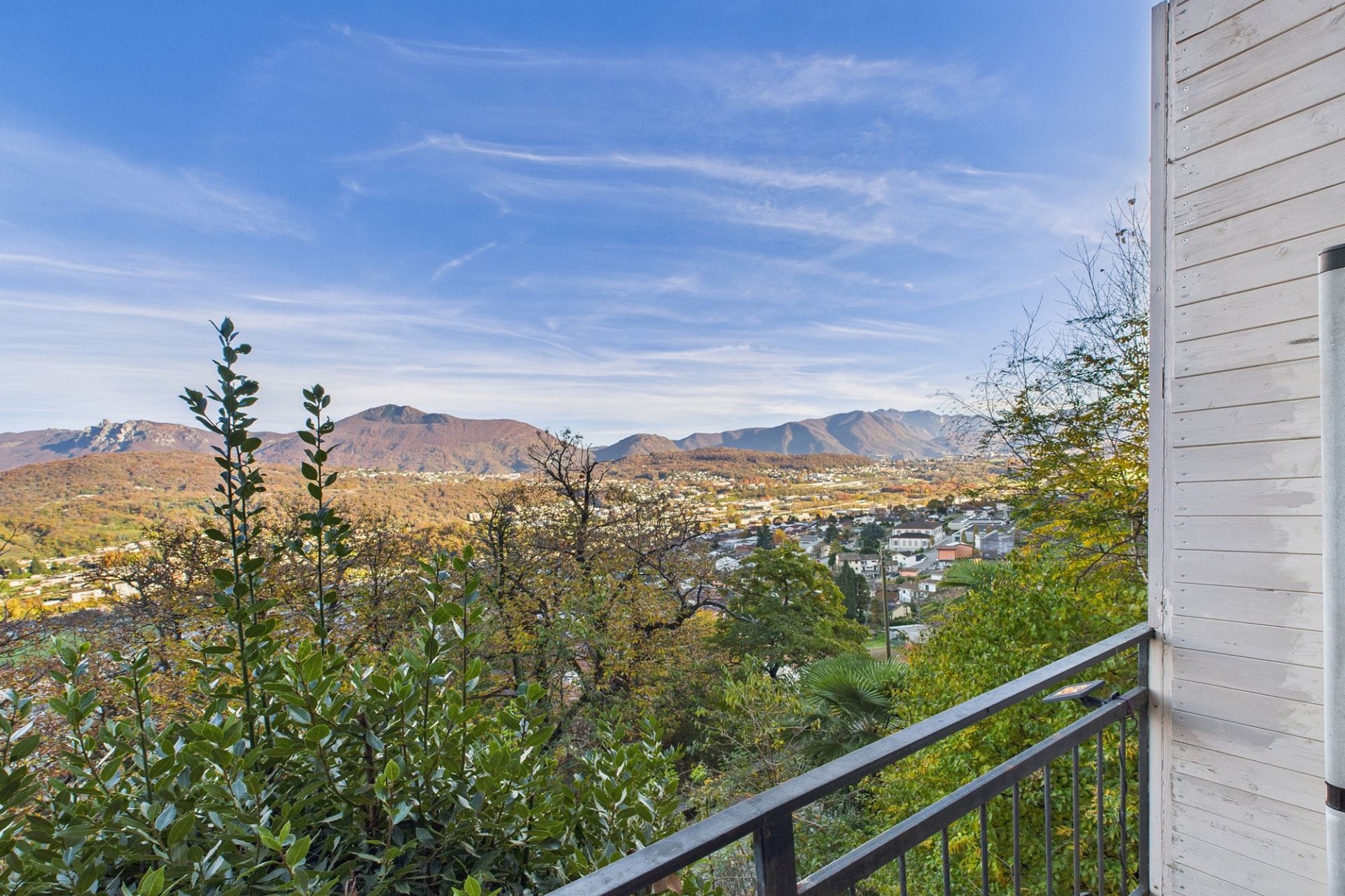 Berg- und Stadtblick vom Balkon