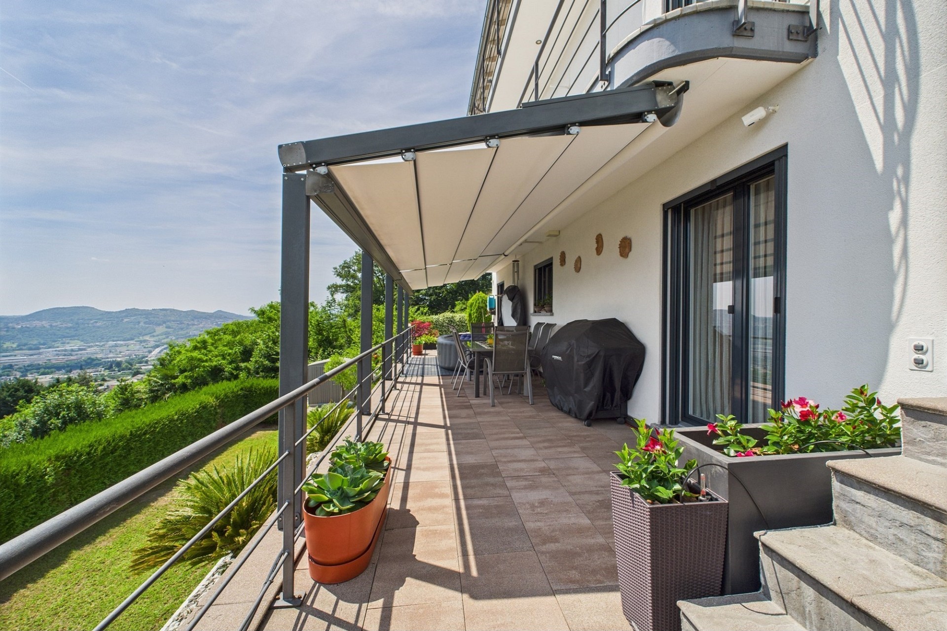 Balkon mit Weitblick und Markise