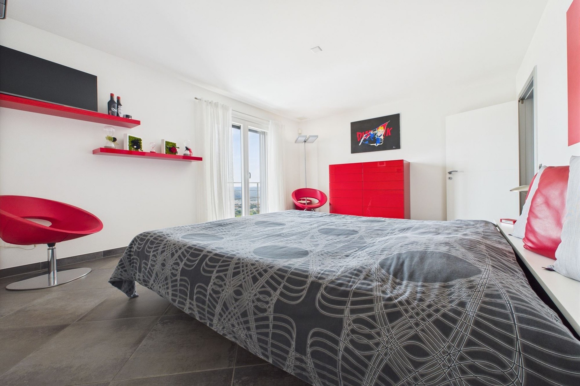 Modernes Schlafzimmer mit rotem Akzent