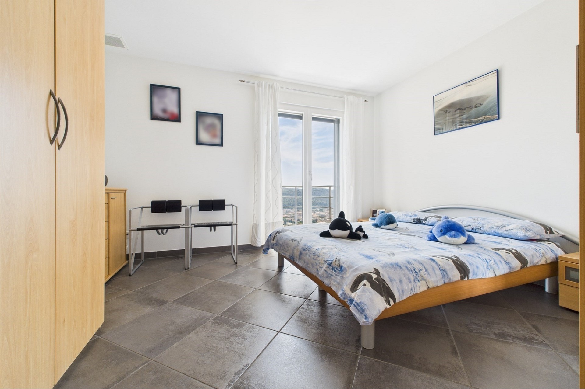 Helles Schlafzimmer mit Meerblick