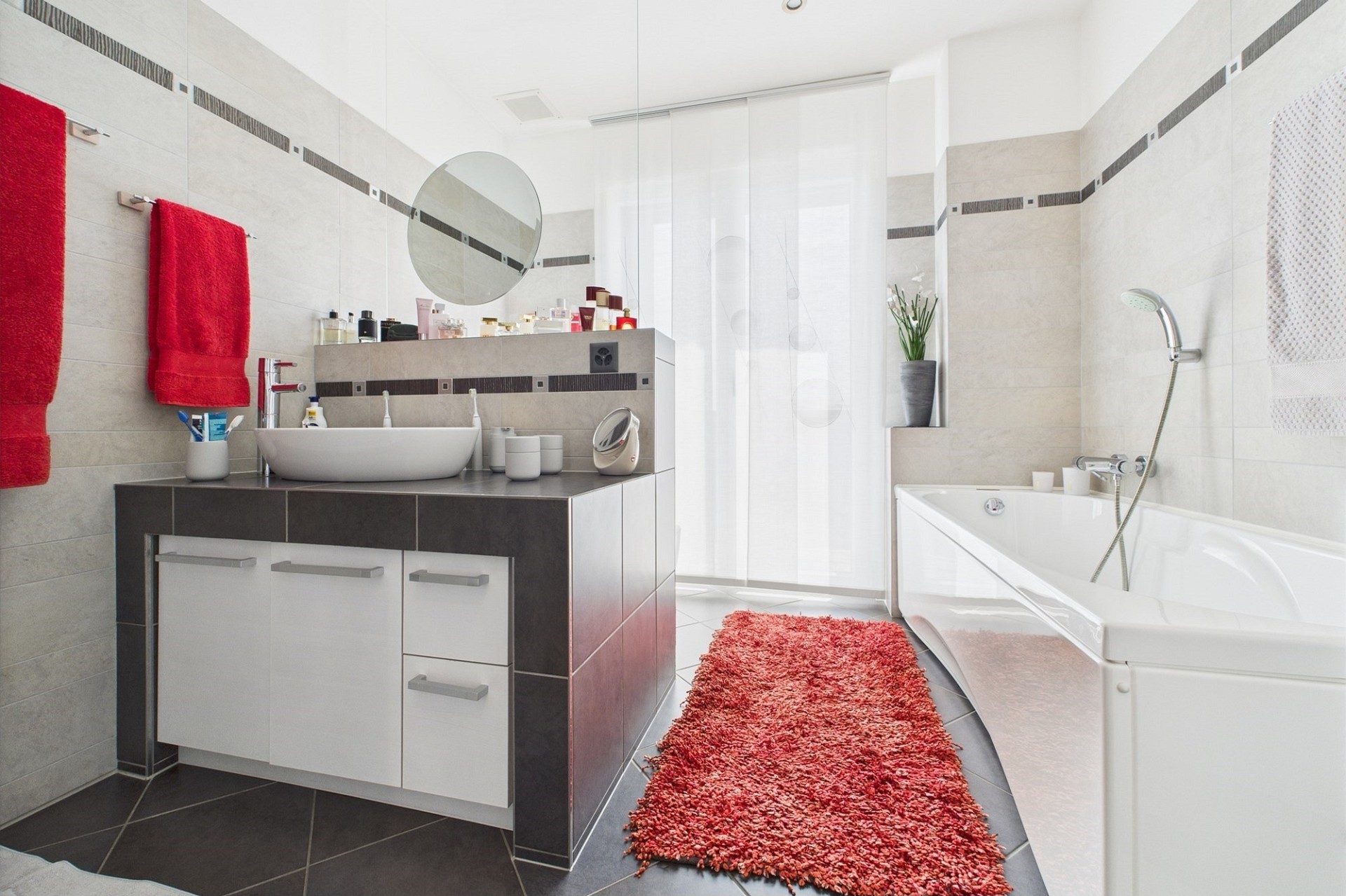 Modernes Badezimmer mit Badewanne und Waschtisch