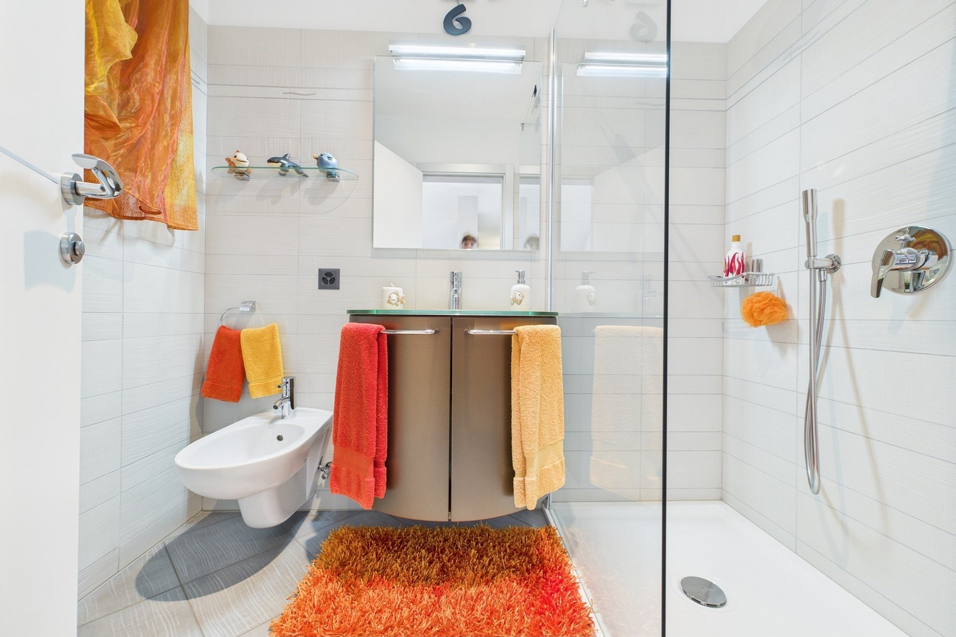 Modernes Badezimmer mit begehbarer Dusche und farbigen Akzenten
