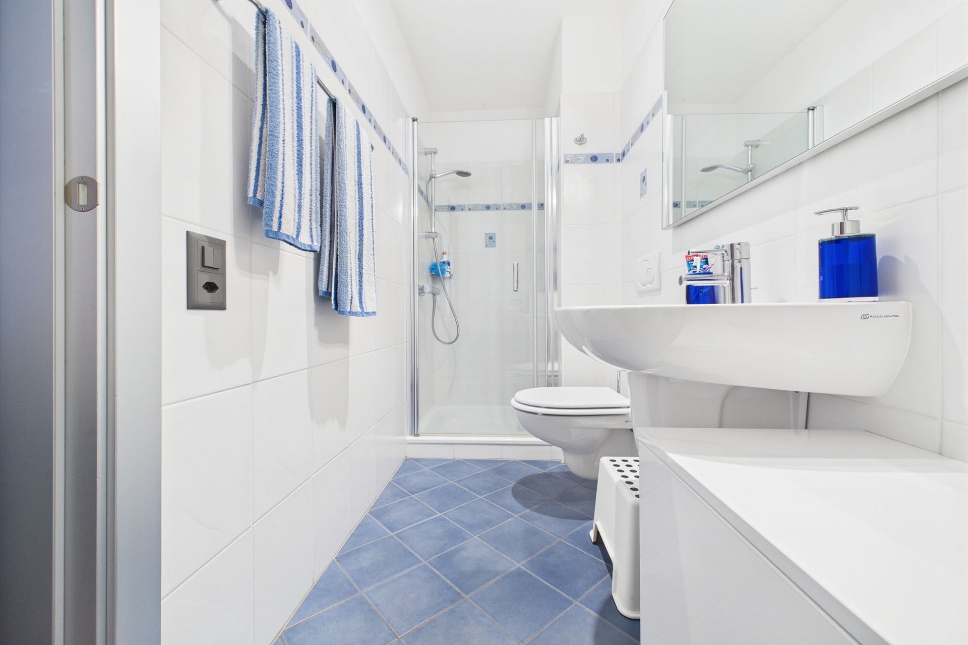 Kompaktes, modernes Badezimmer