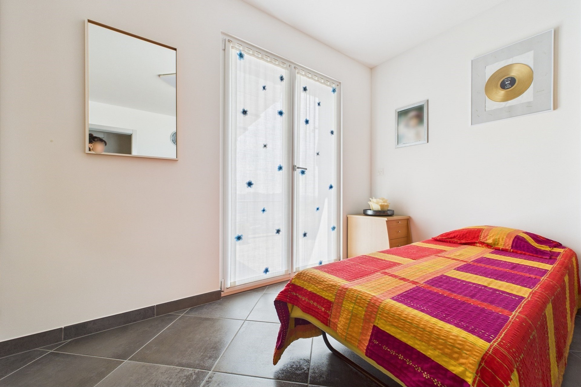 Helles Schlafzimmer mit farbigem Bettbezug