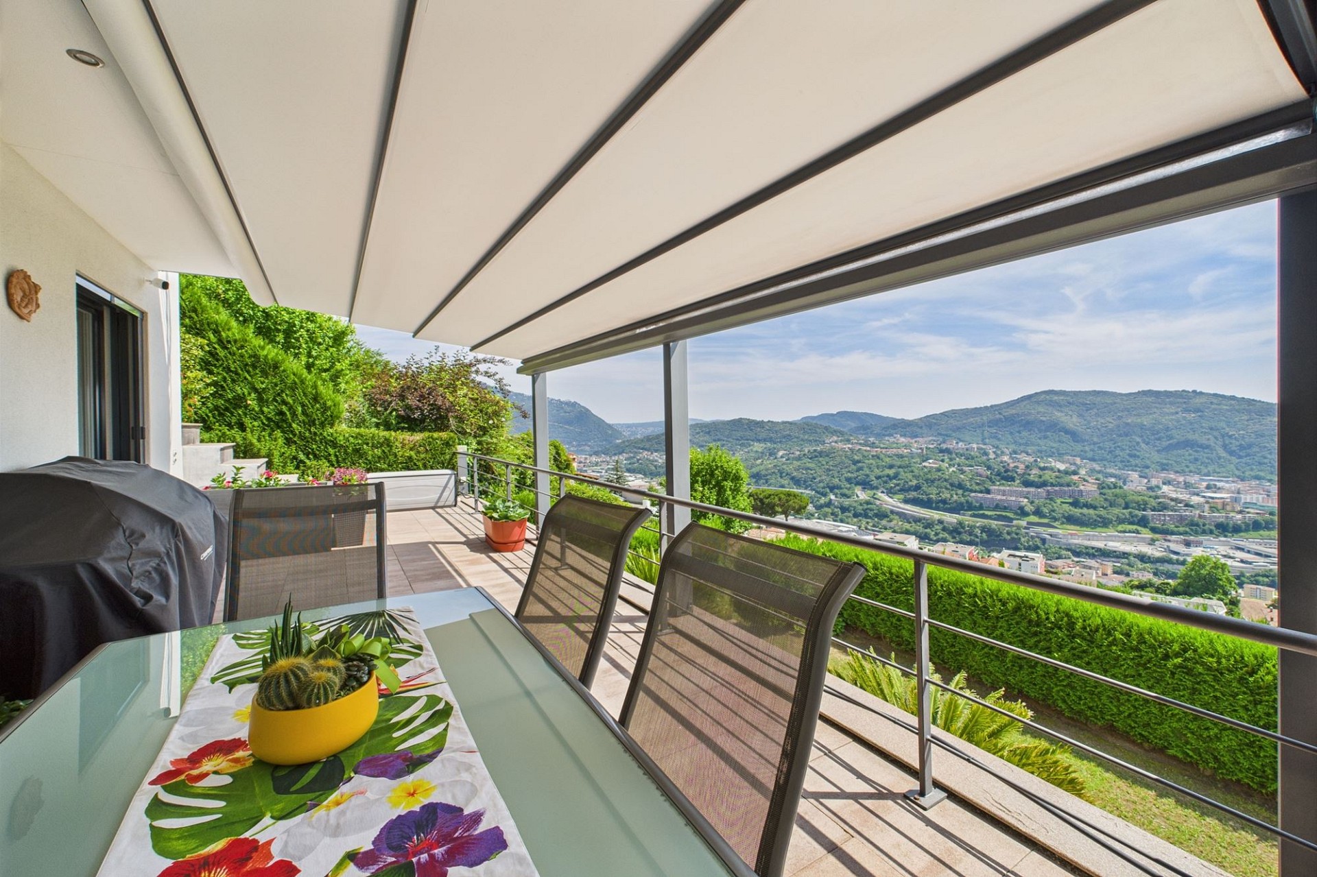 Überdachte Terrasse mit Bergblick