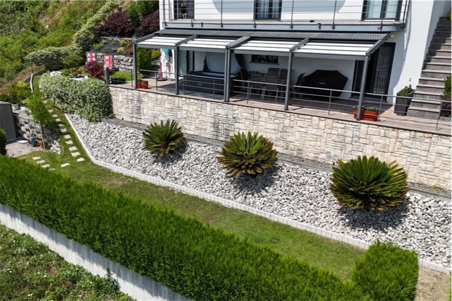 Außenansicht mit Terrassen- und Gartenanlage