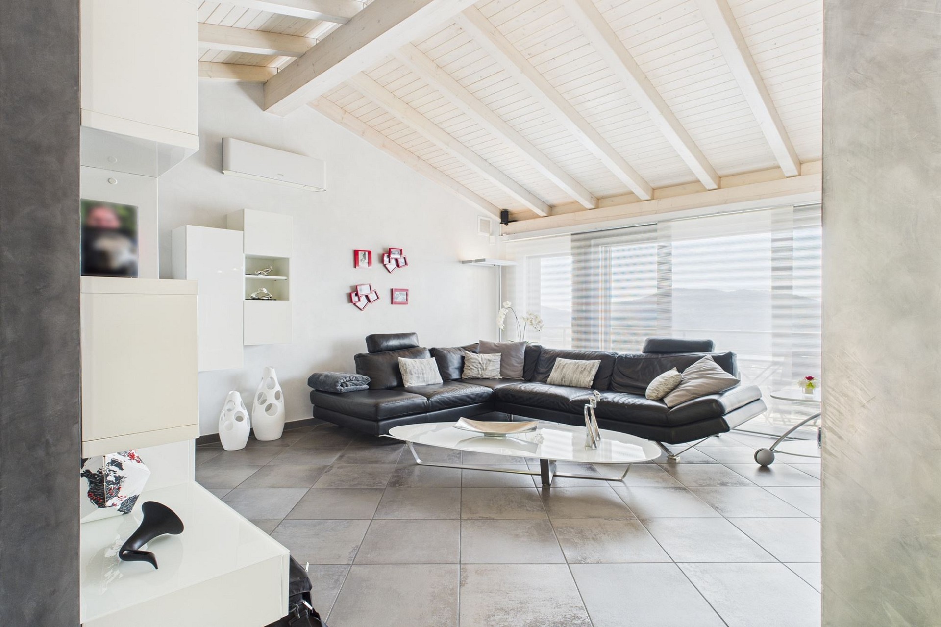 Heller moderner Wohnraum mit hoher Decke
