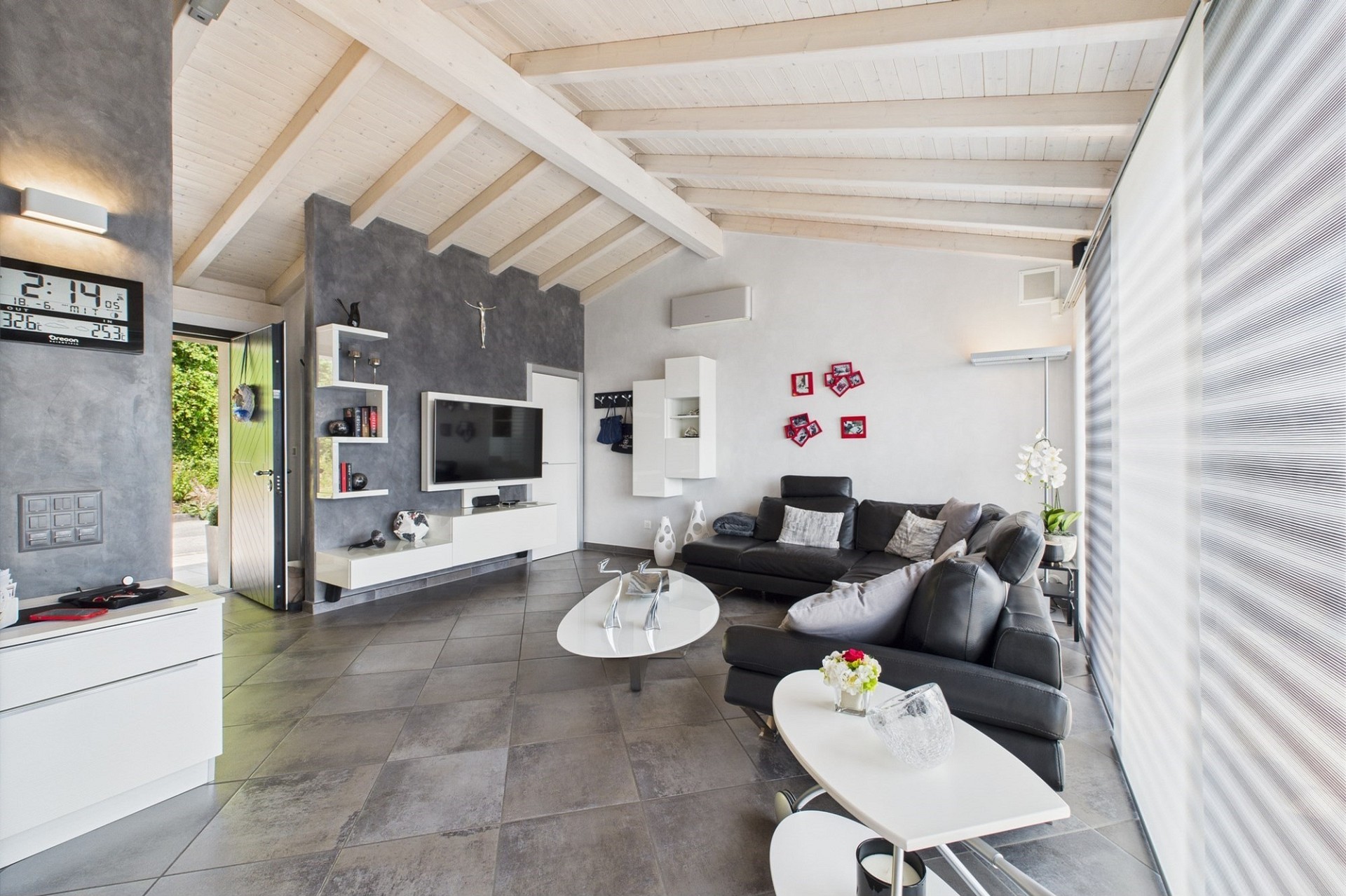 Modernes Wohnzimmer mit offener Raumhöhe