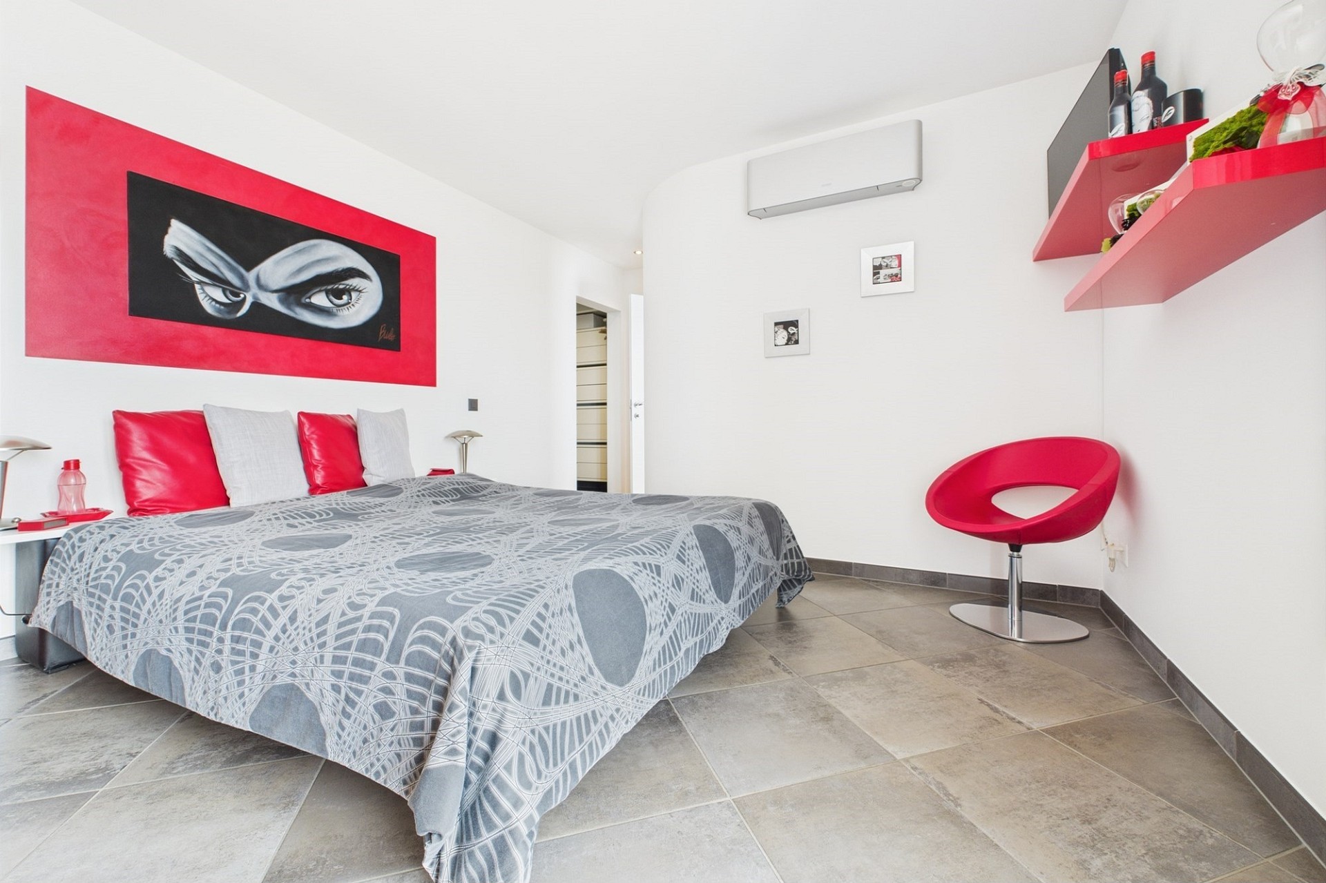 Modernes Schlafzimmer mit auffälligen roten Akzenten