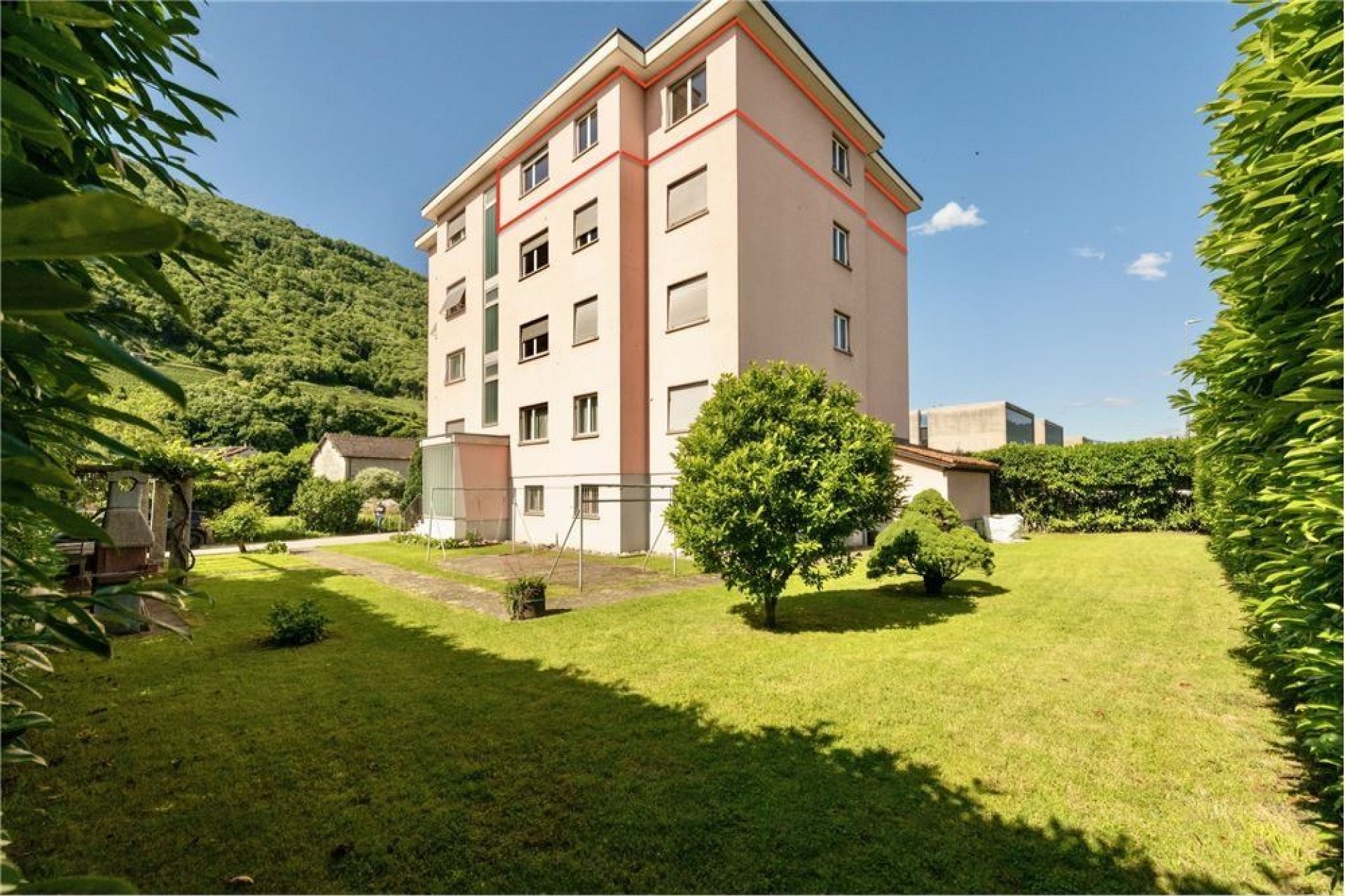 Mehrfamilienhaus mit Garten
