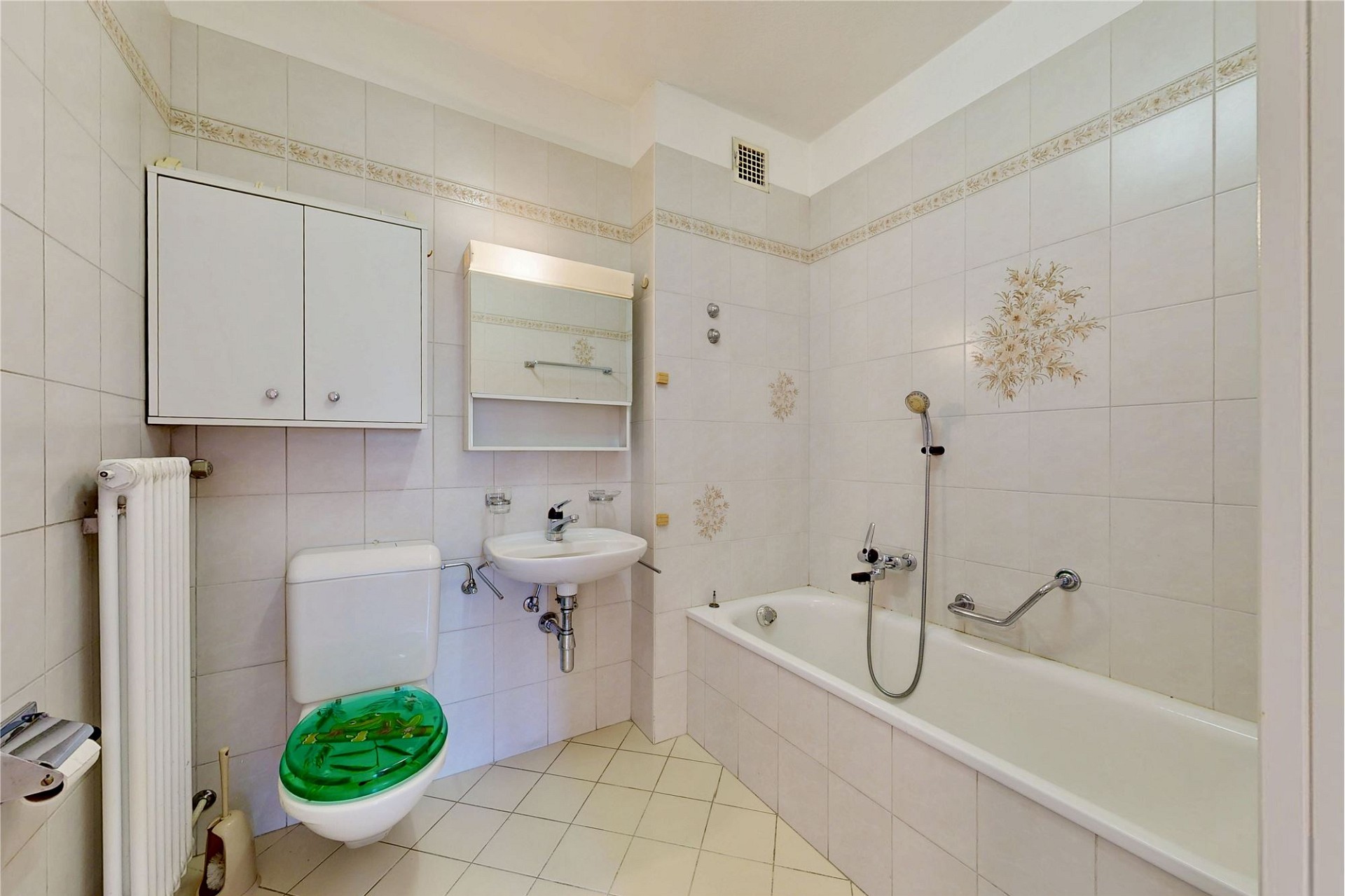 Kleines Badezimmer mit Badewanne und WC