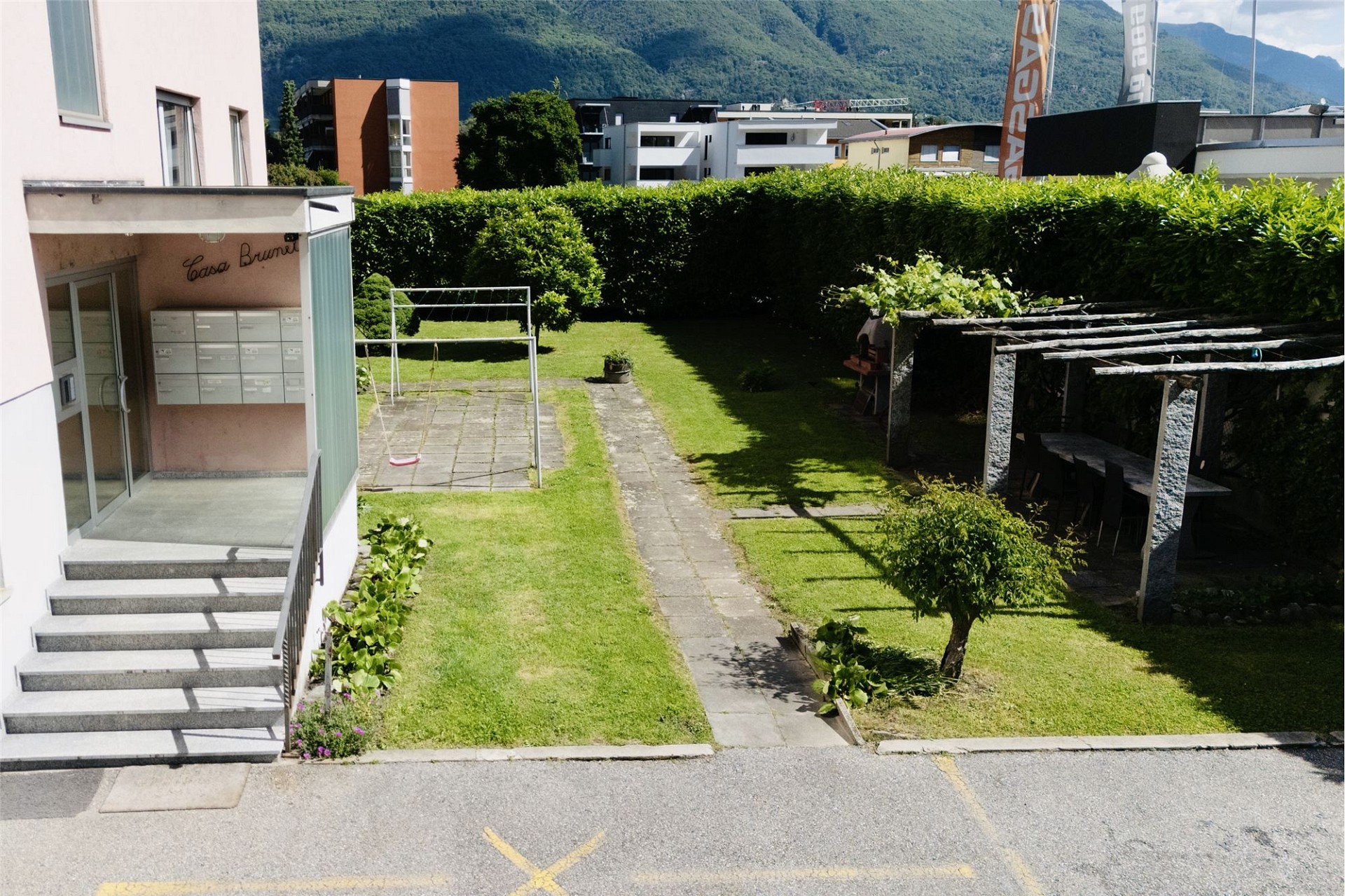 Gartenansicht mit Terrasse und Bergkulisse