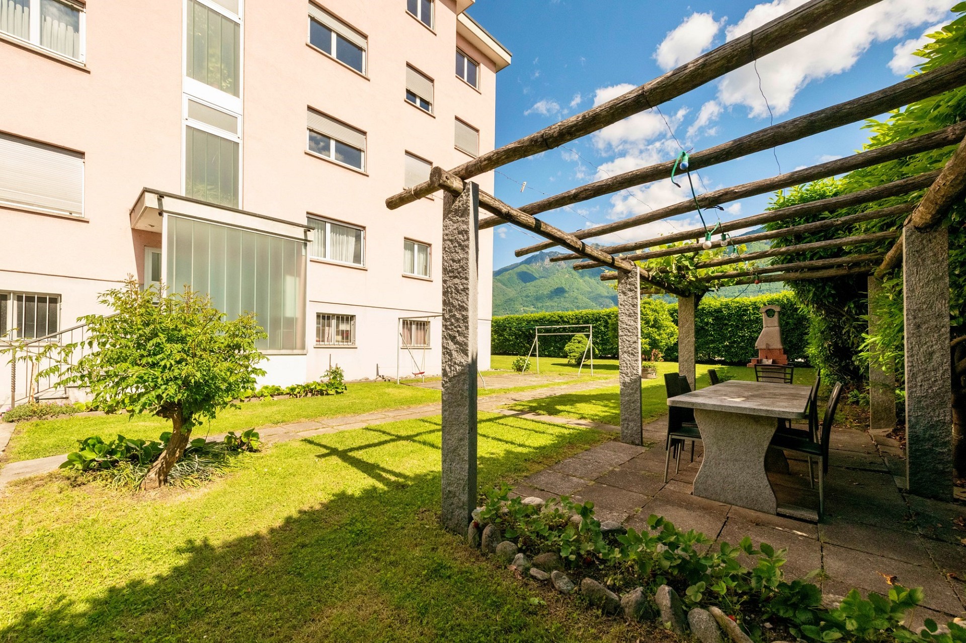 Garten mit Pergola und Wohnhaus