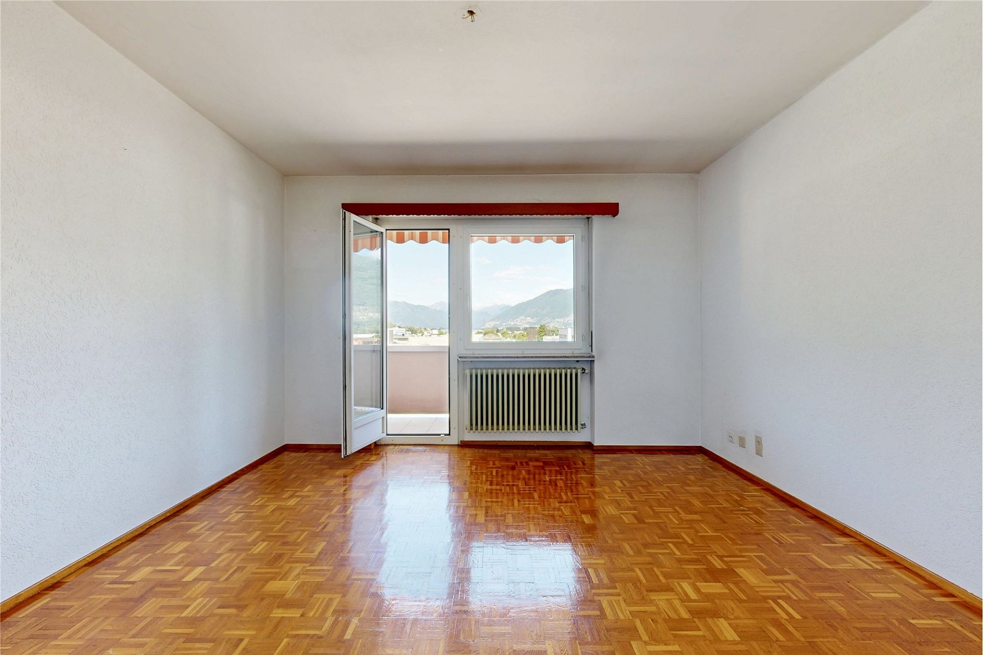 Leerer Wohnraum mit Balkonblick