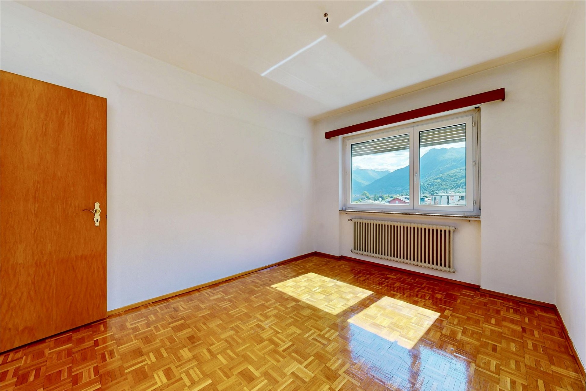 Helles leeres Zimmer mit Bergblick