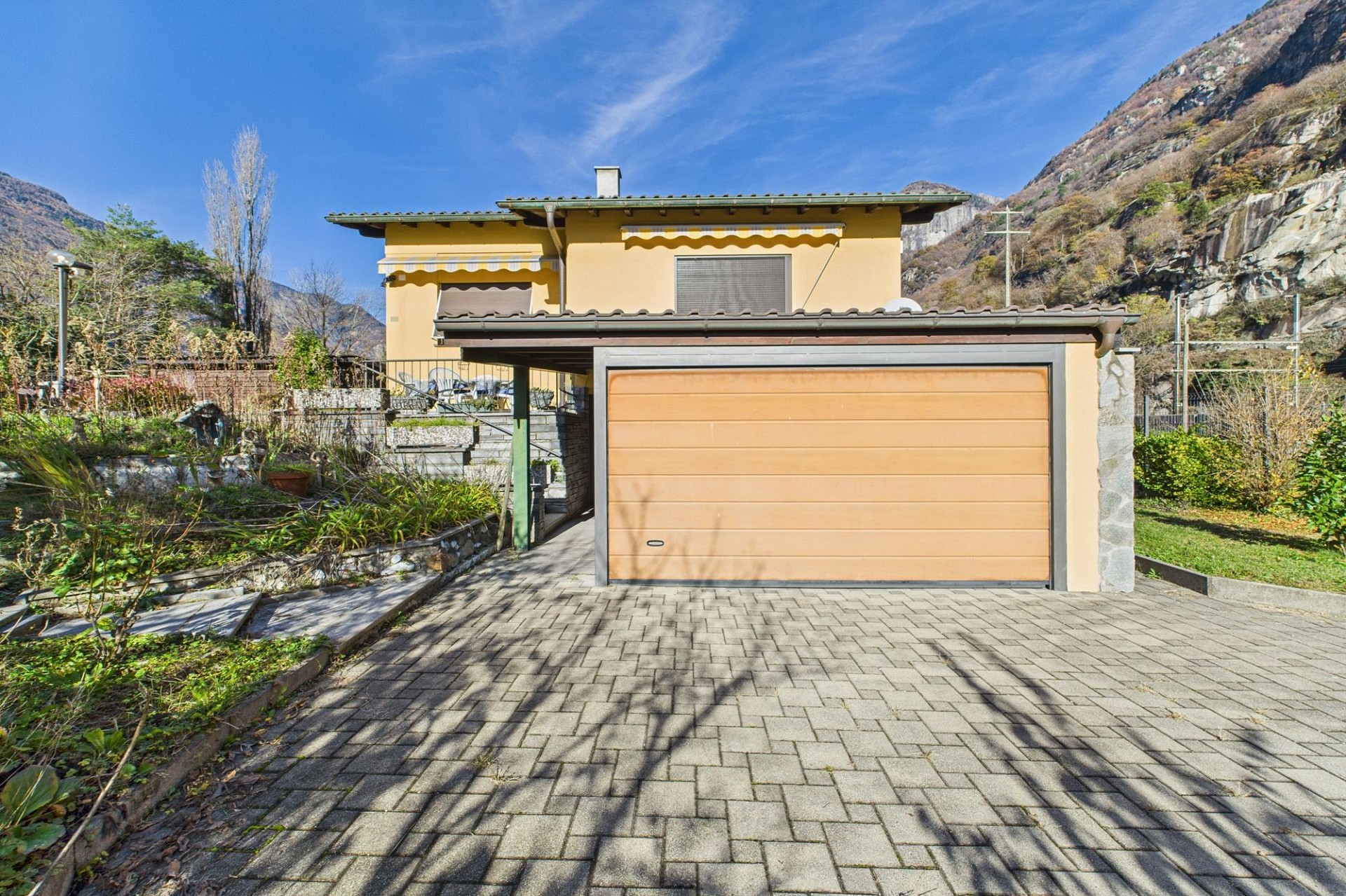 Garage mit Zufahrt und Bergkulisse