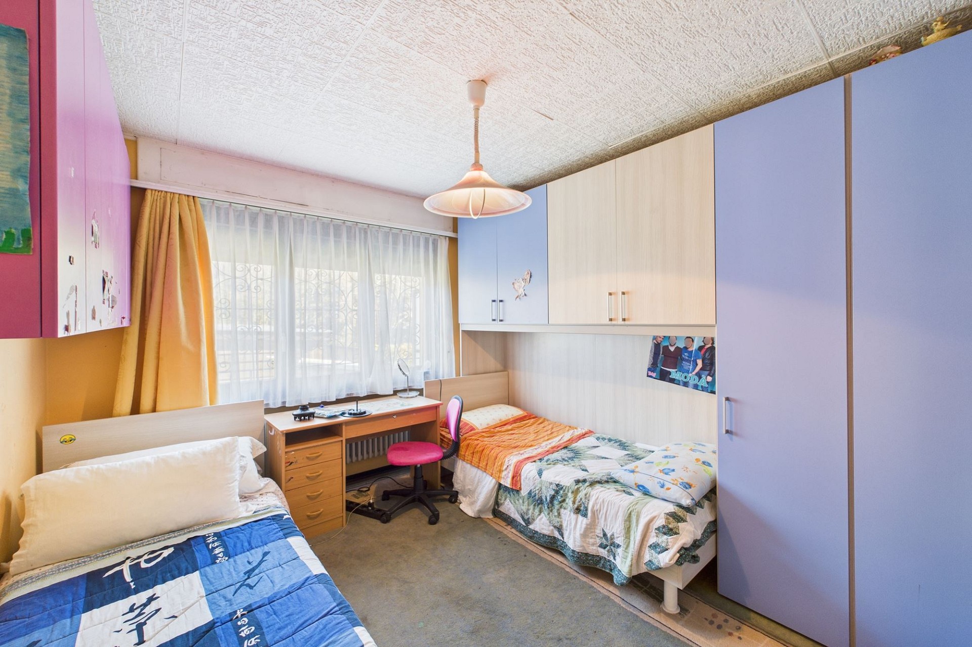 Kinderzimmer mit zwei Betten
