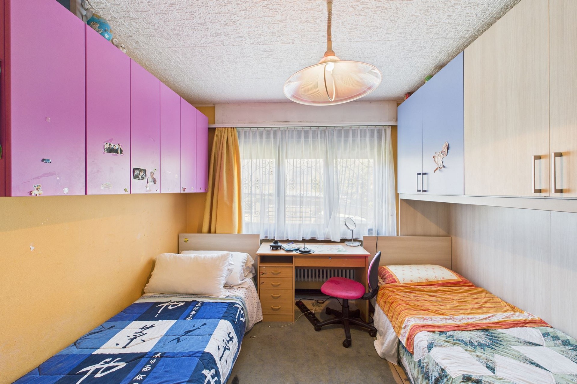Kleines Jugendzimmer mit zwei Betten