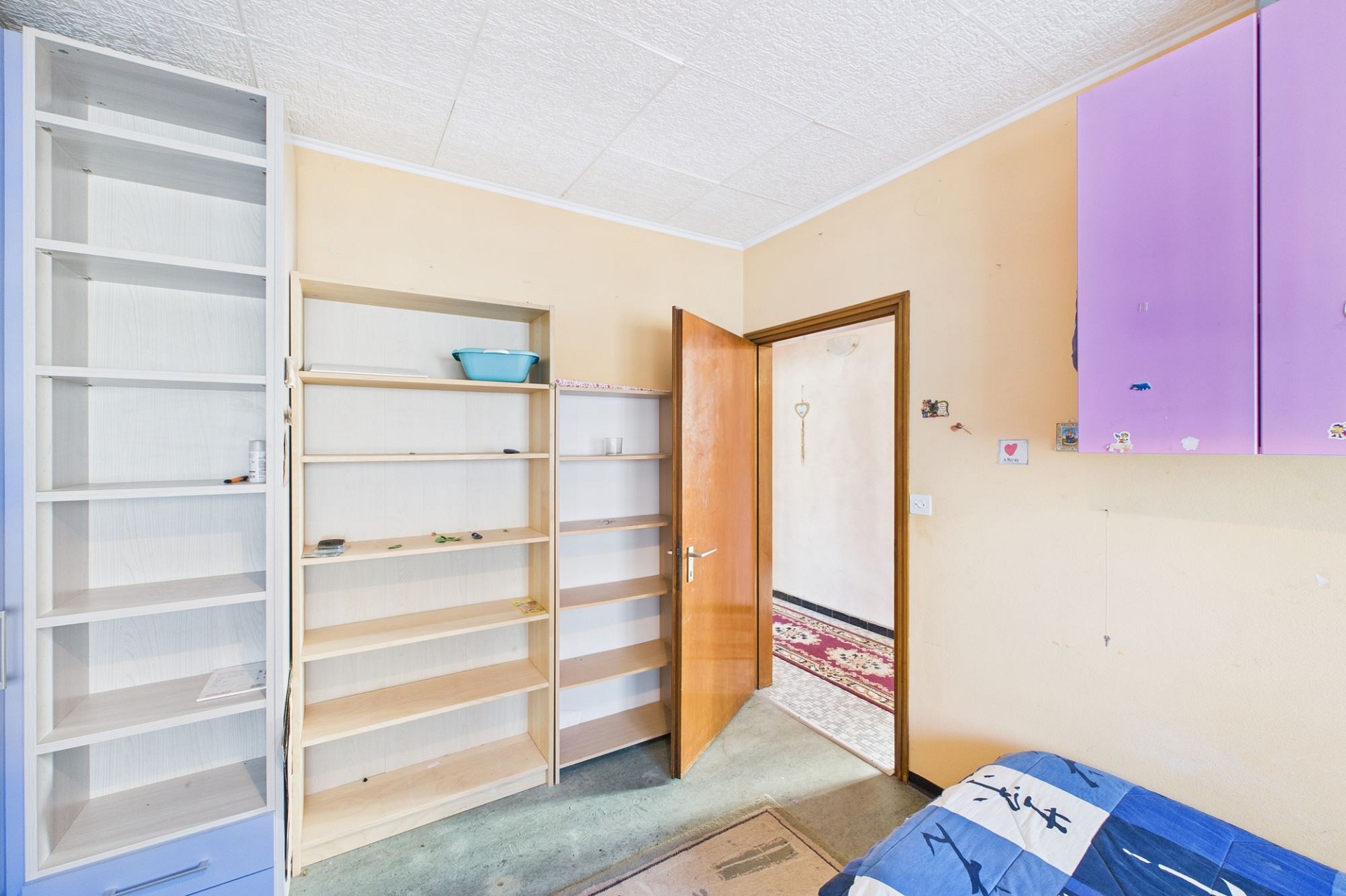 Einfaches Schlafzimmer mit Stauraum