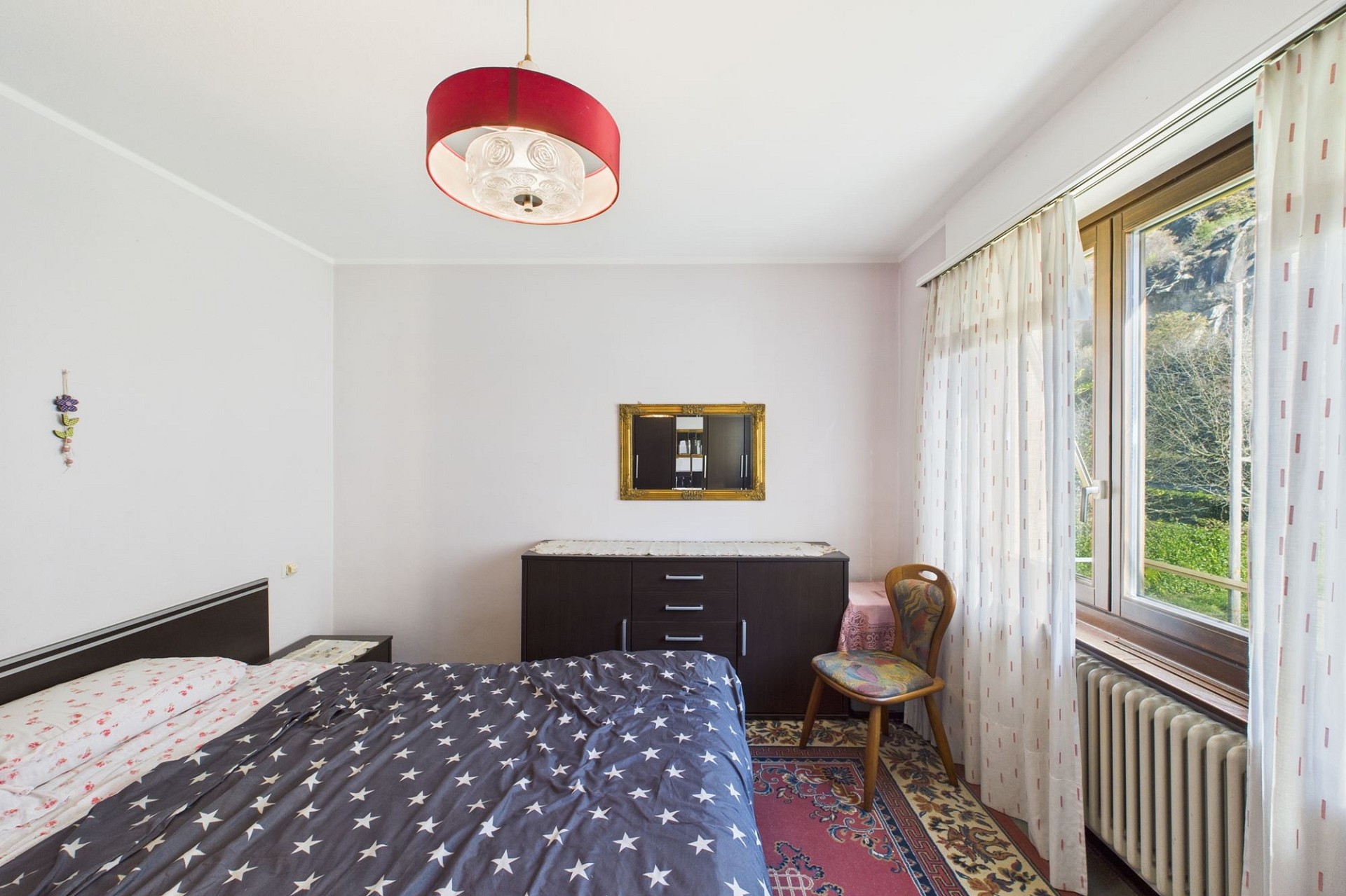 Schlafzimmer mit Tageslicht und Blick ins Grüne