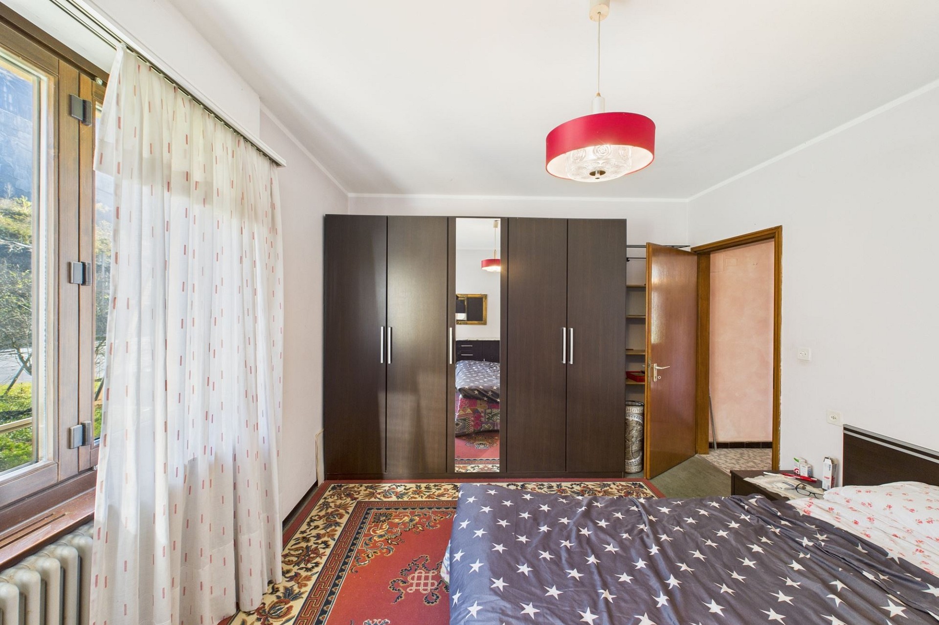 Helles Schlafzimmer mit großem Kleiderschrank