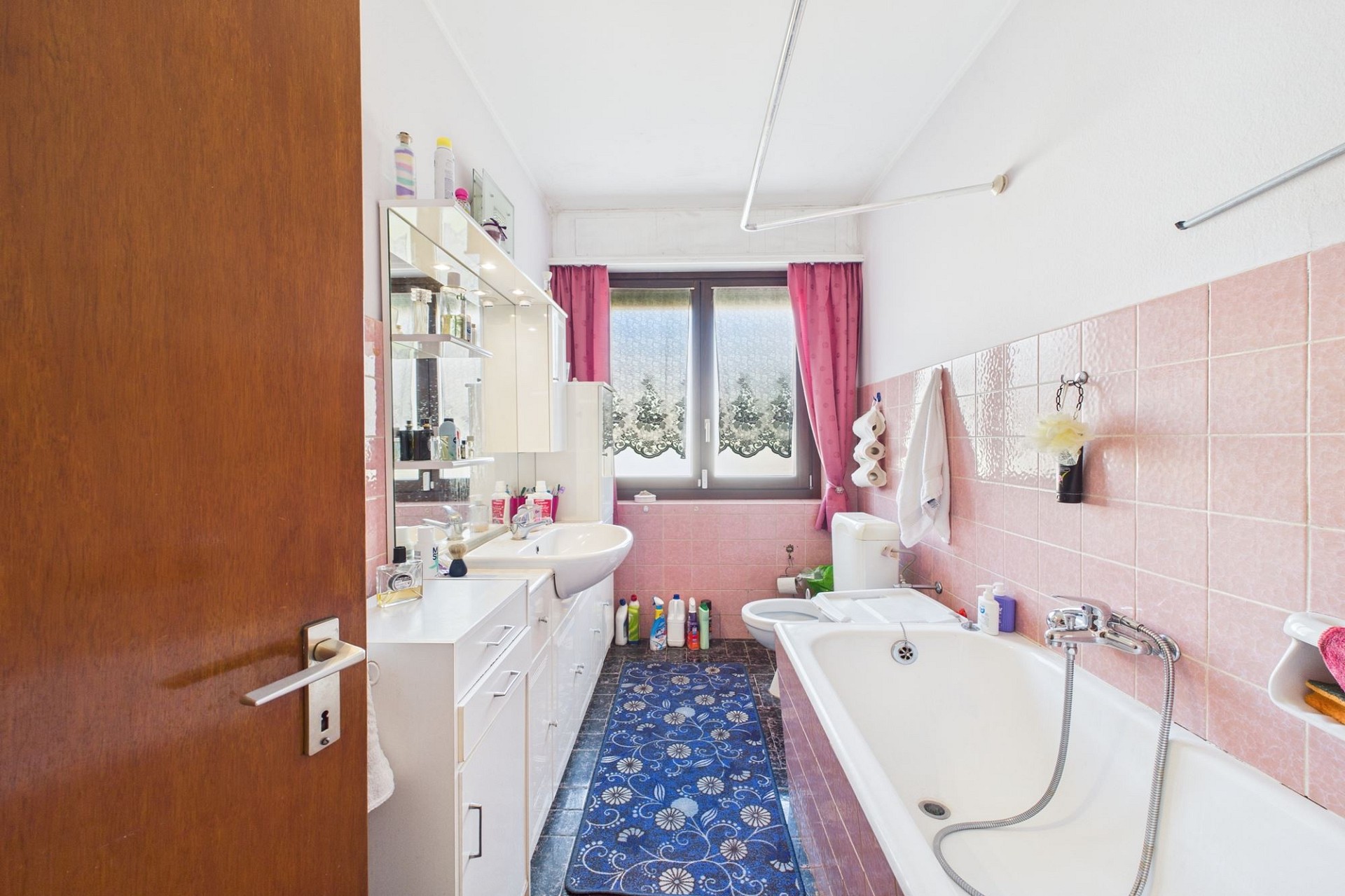 Bad mit Badewanne und Fenster