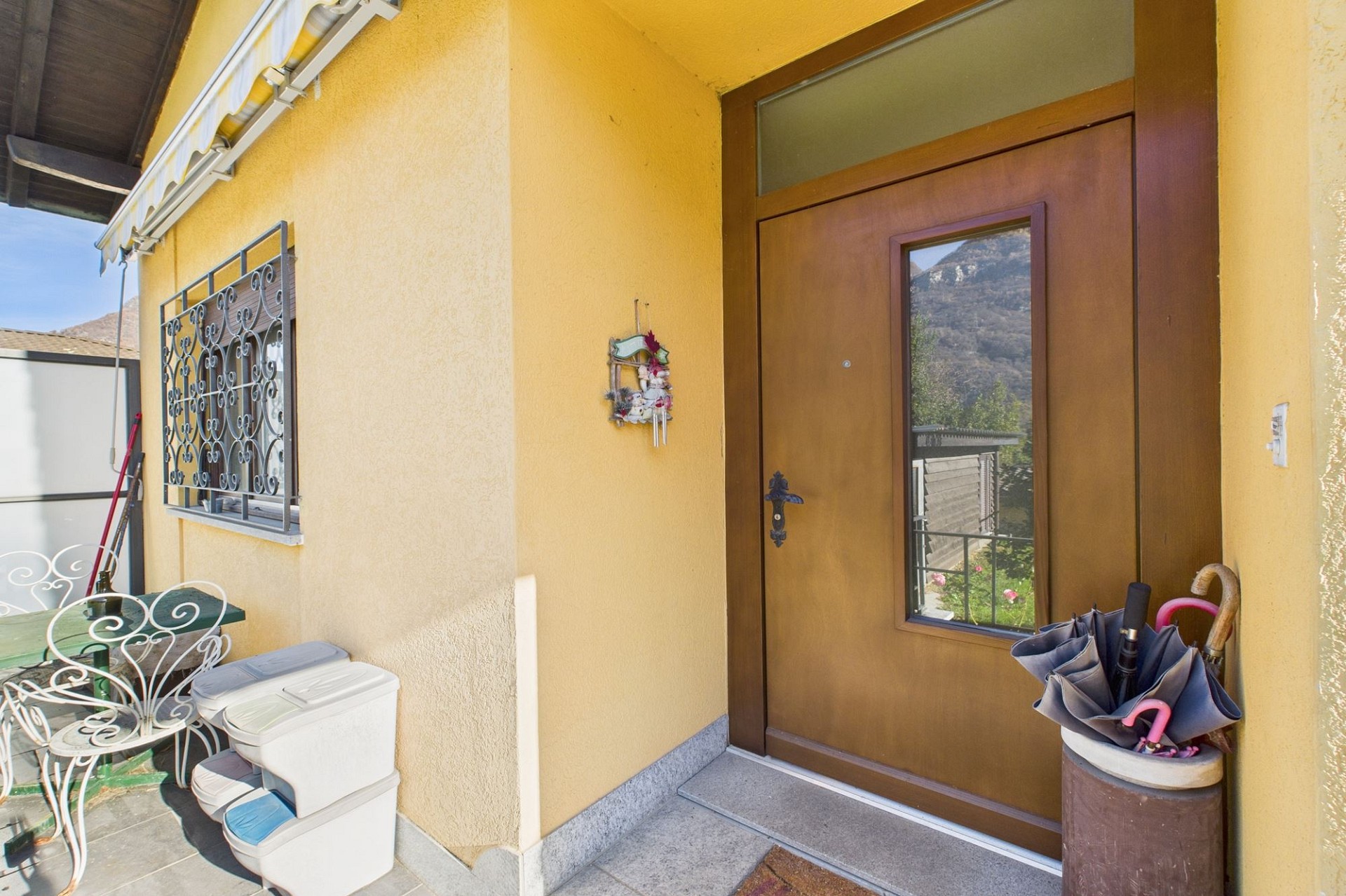 Haus-Eingangsbereich mit Terrasse