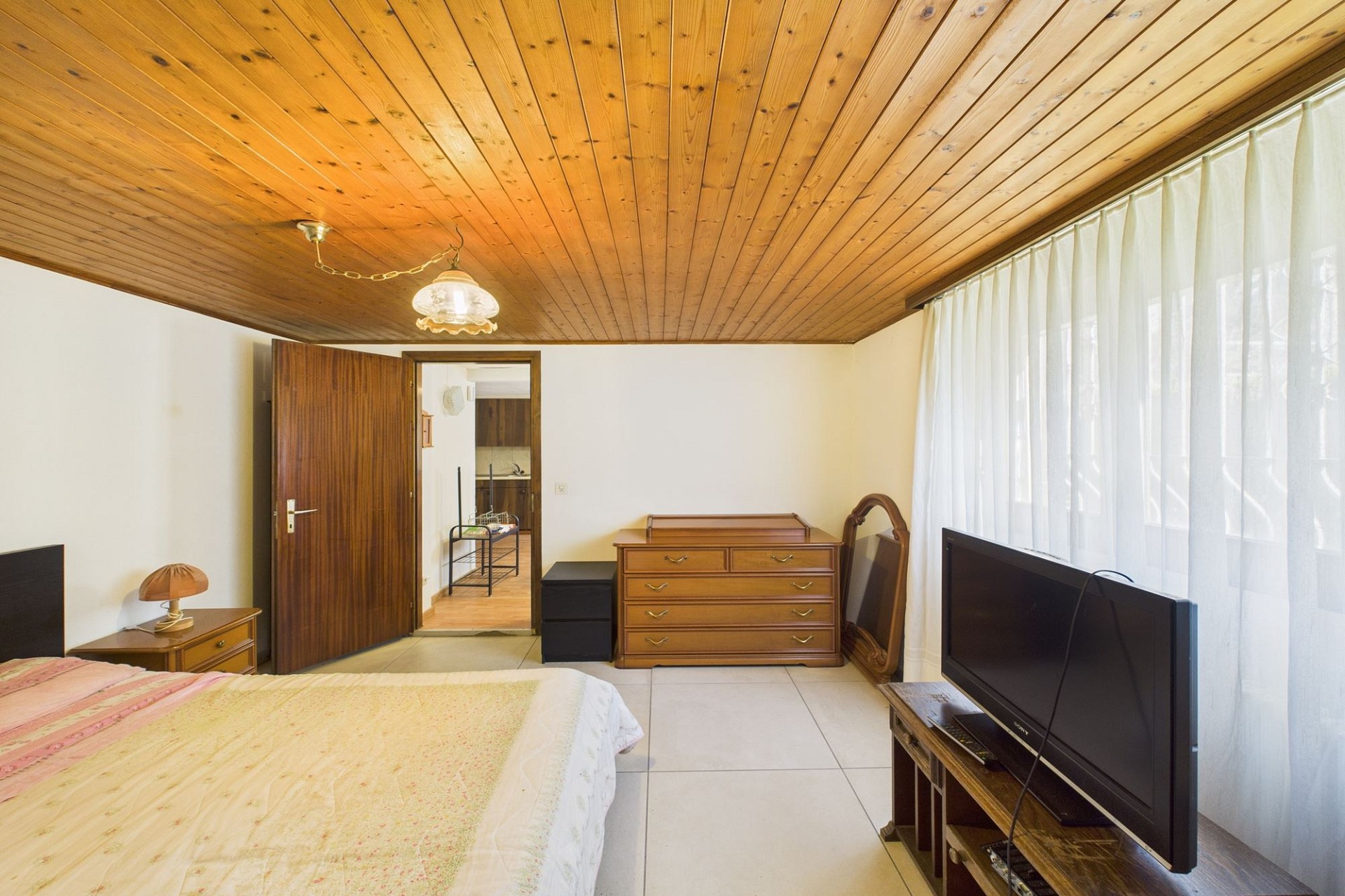 Schlafzimmer mit Holzdecke