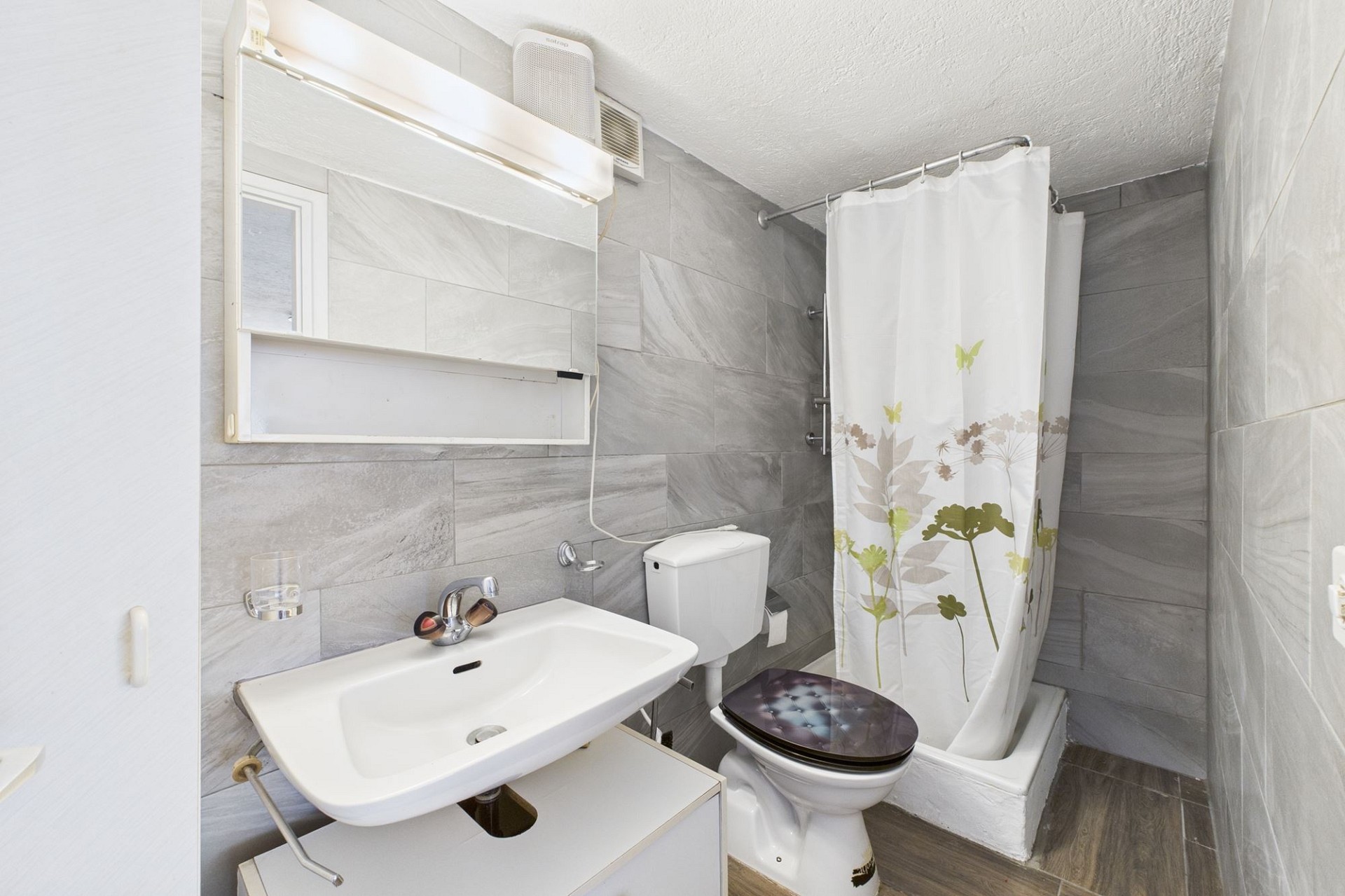 Kleines Badezimmer mit Dusche und Waschbecken