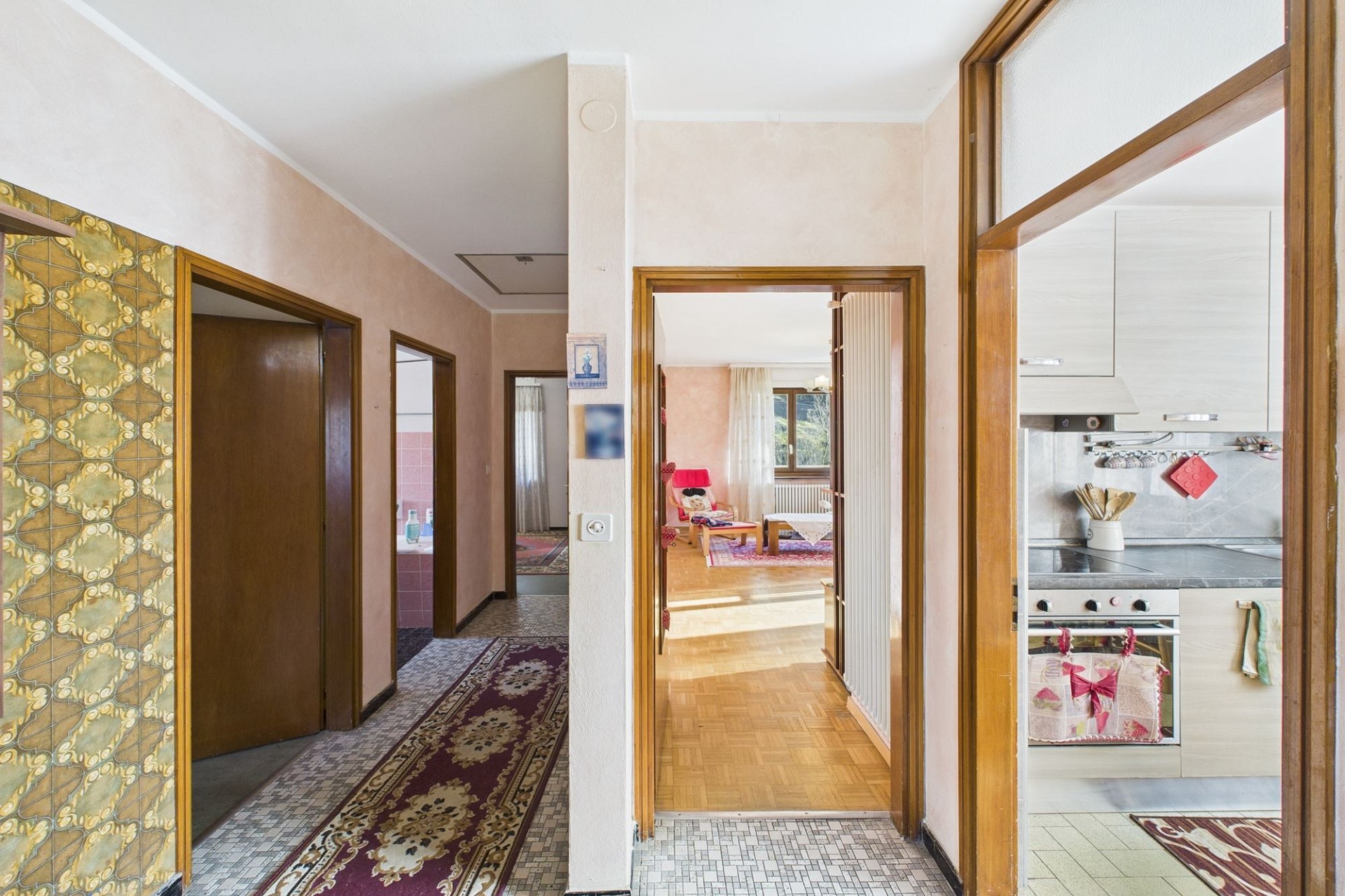 Flur mit Blick in Wohnzimmer und Küche