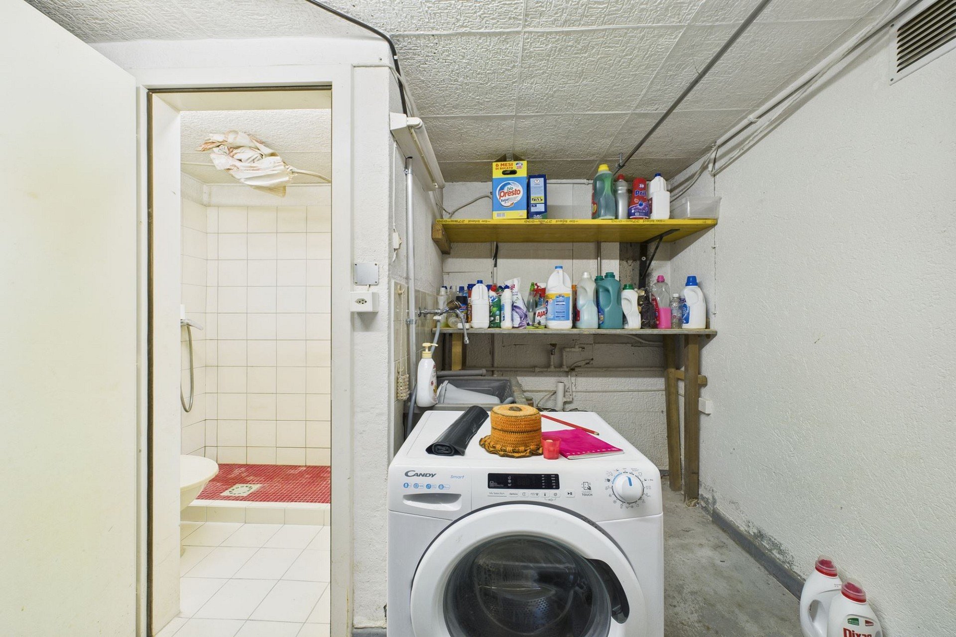 Hauswirtschaftsraum mit angrenzender Dusche