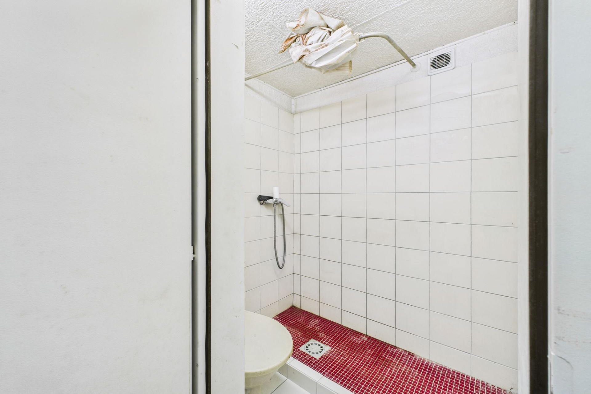 Kleine Duschkabine mit WC