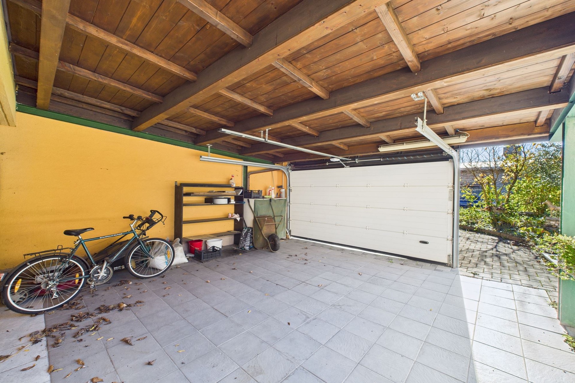 Überdachter Carport bzw. Garage mit offenem Seitenbereich
