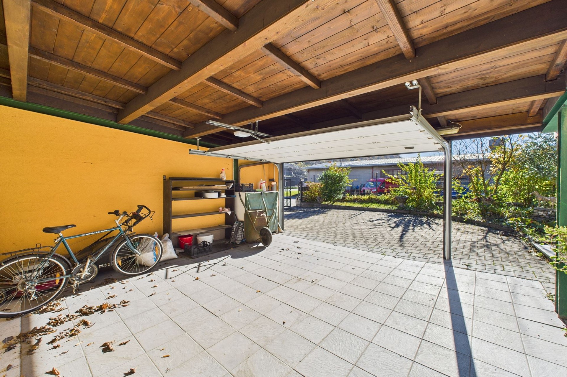 Überdachter Carport mit Hofzugang