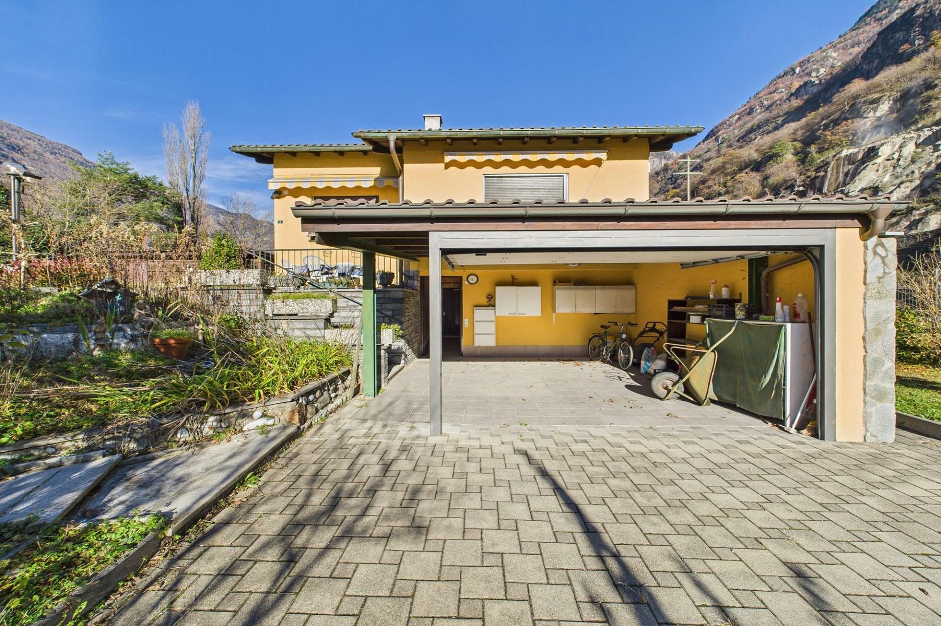 Außenansicht eines Hauses mit Garage und Auffahrt