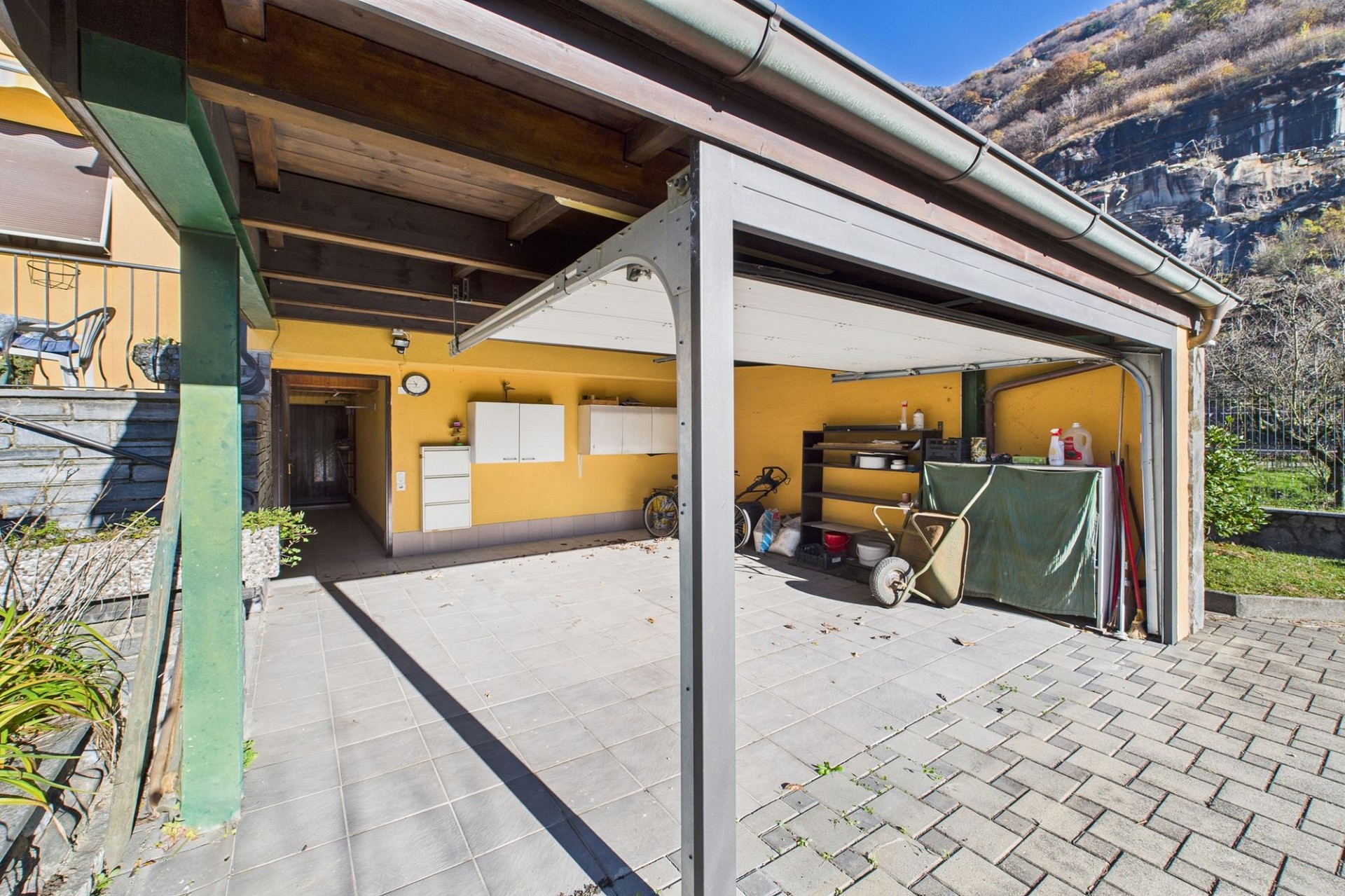 Überdachter Außenbereich mit Garage und Hof