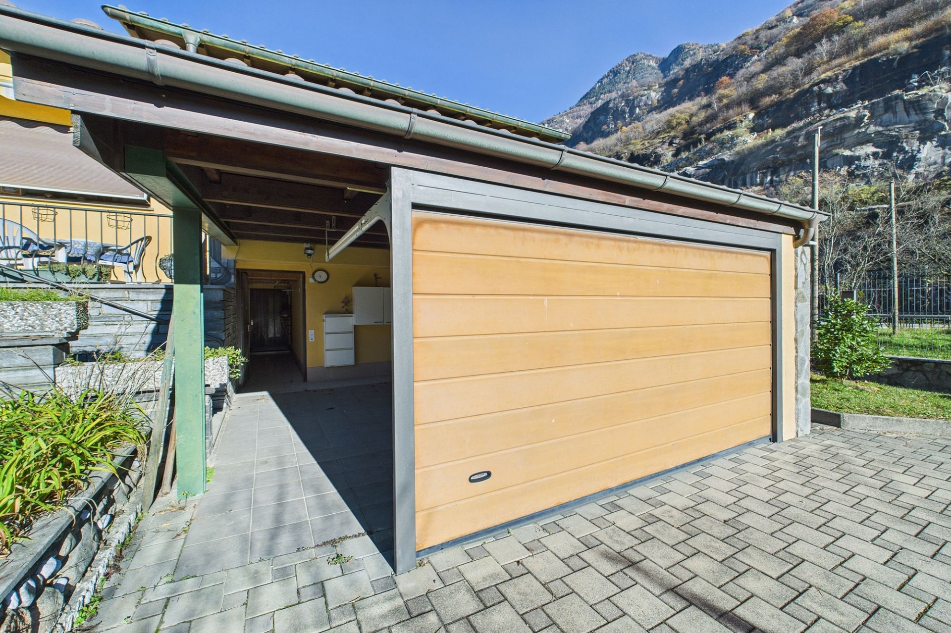 Garage mit Bergblick