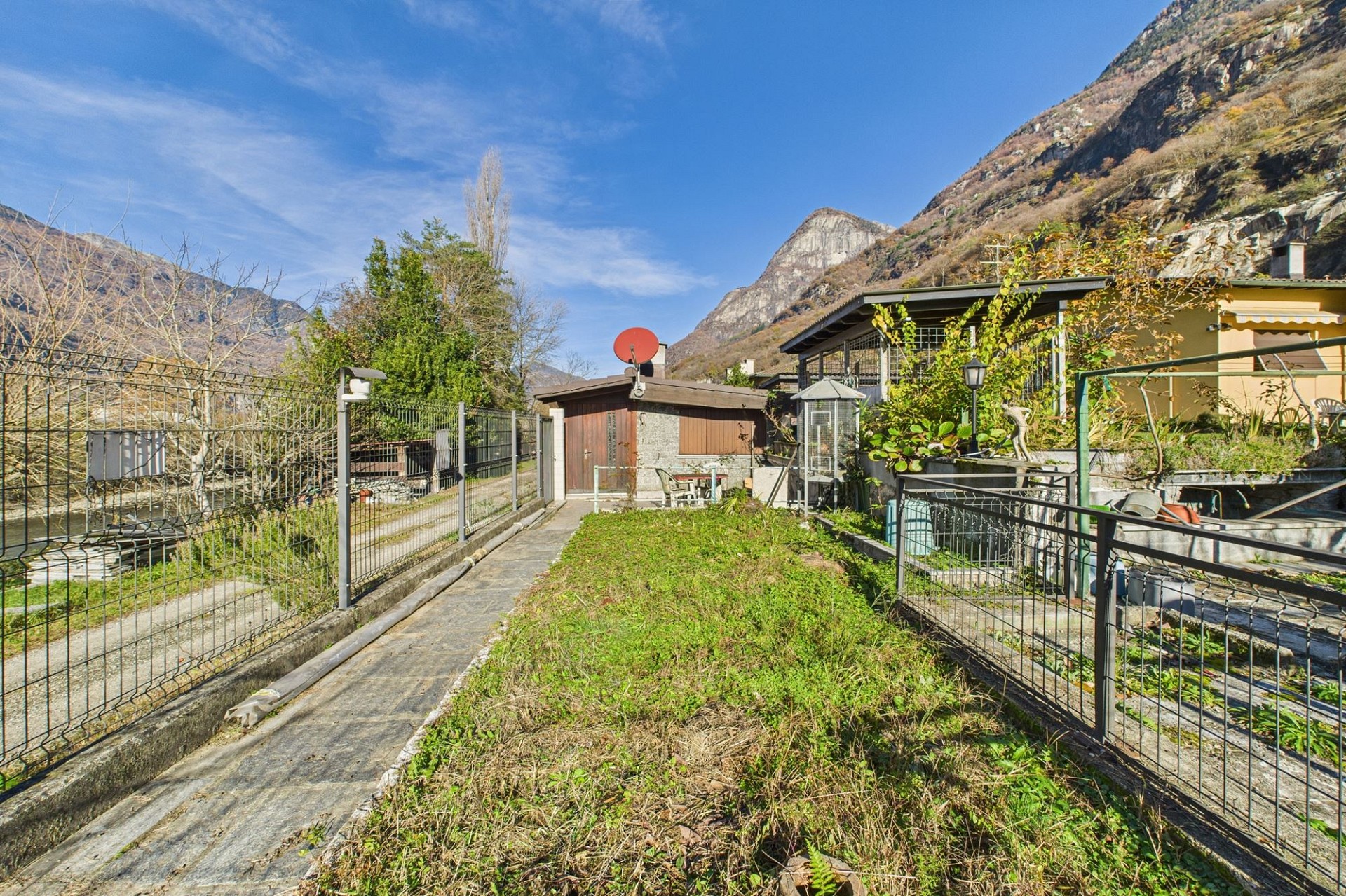 Gartenbereich mit Berghintergrund