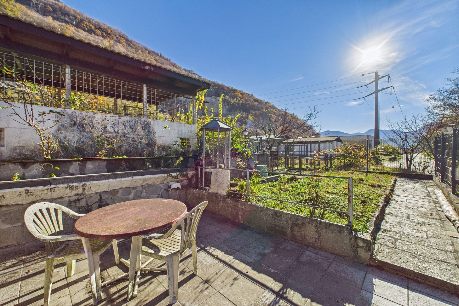 Garten mit Terrasse und Bergblick