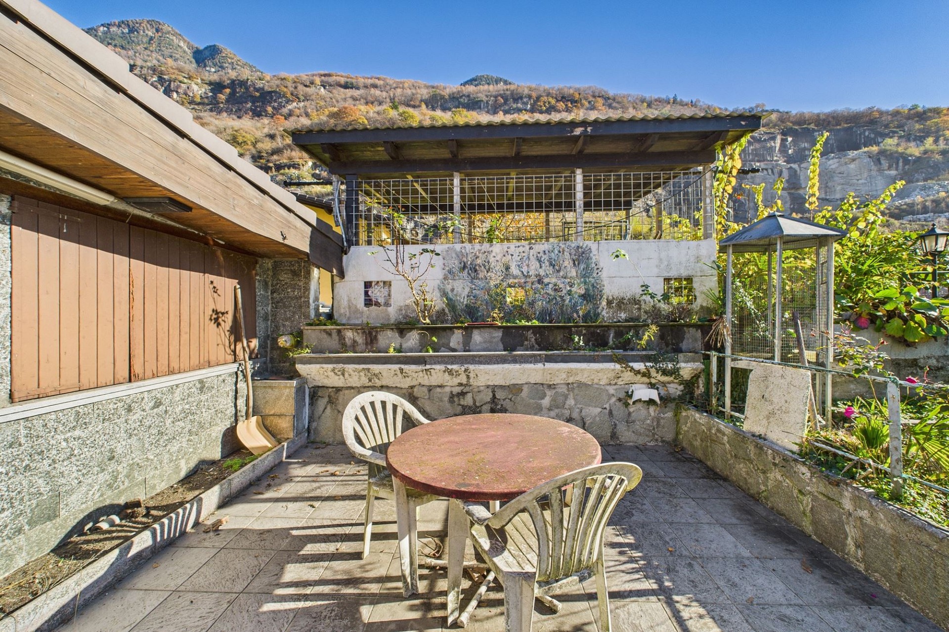 Terrasse mit Gartenmöbeln und Bergkulisse