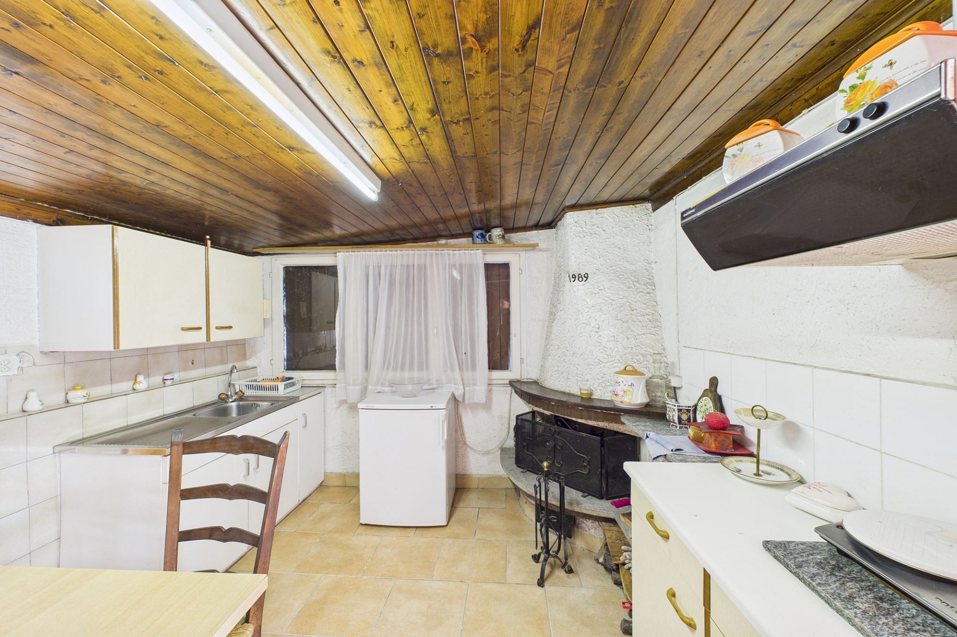 Rustikale Küche mit Kamin und Holzdecke