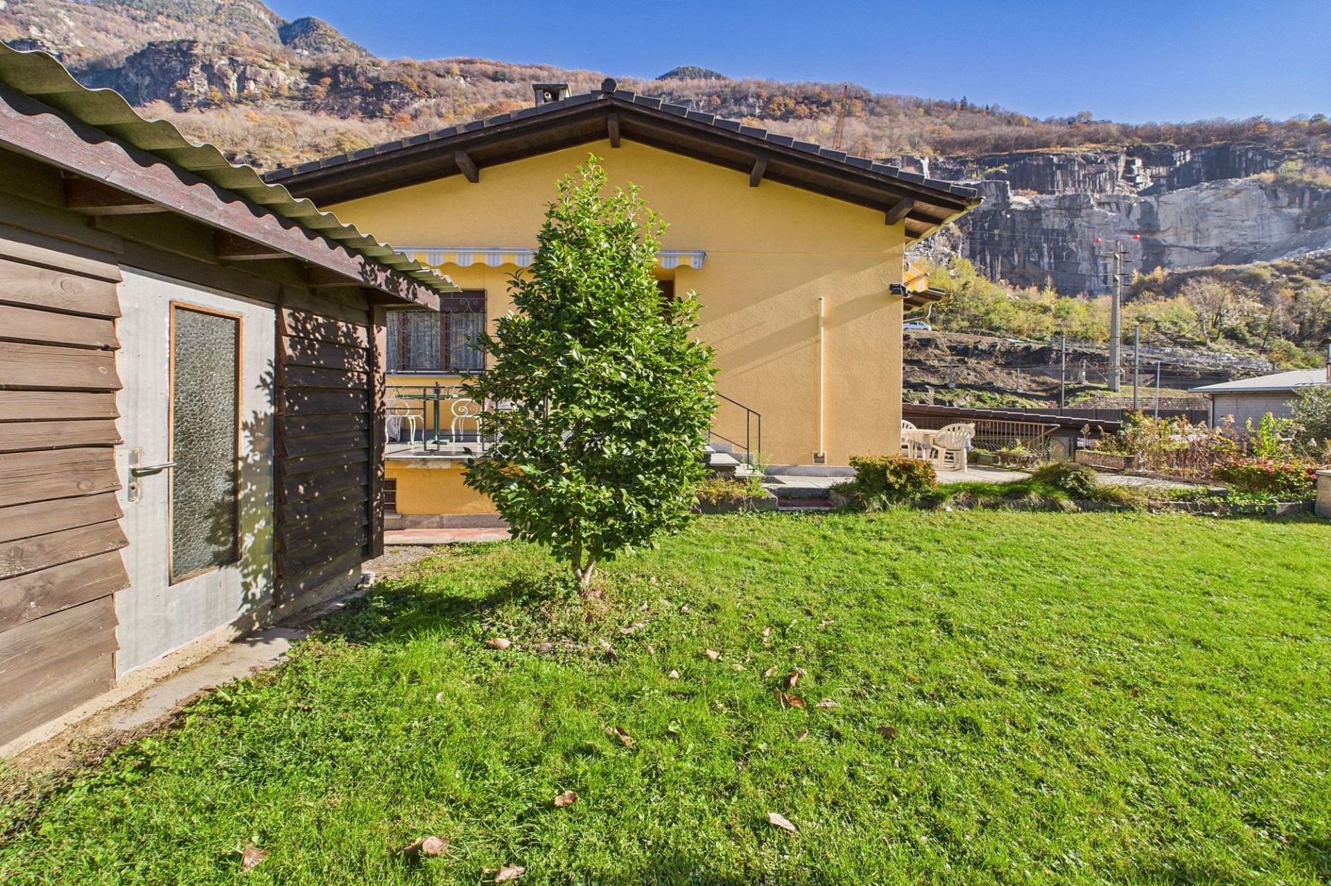 Haus mit Garten und Bergkulisse