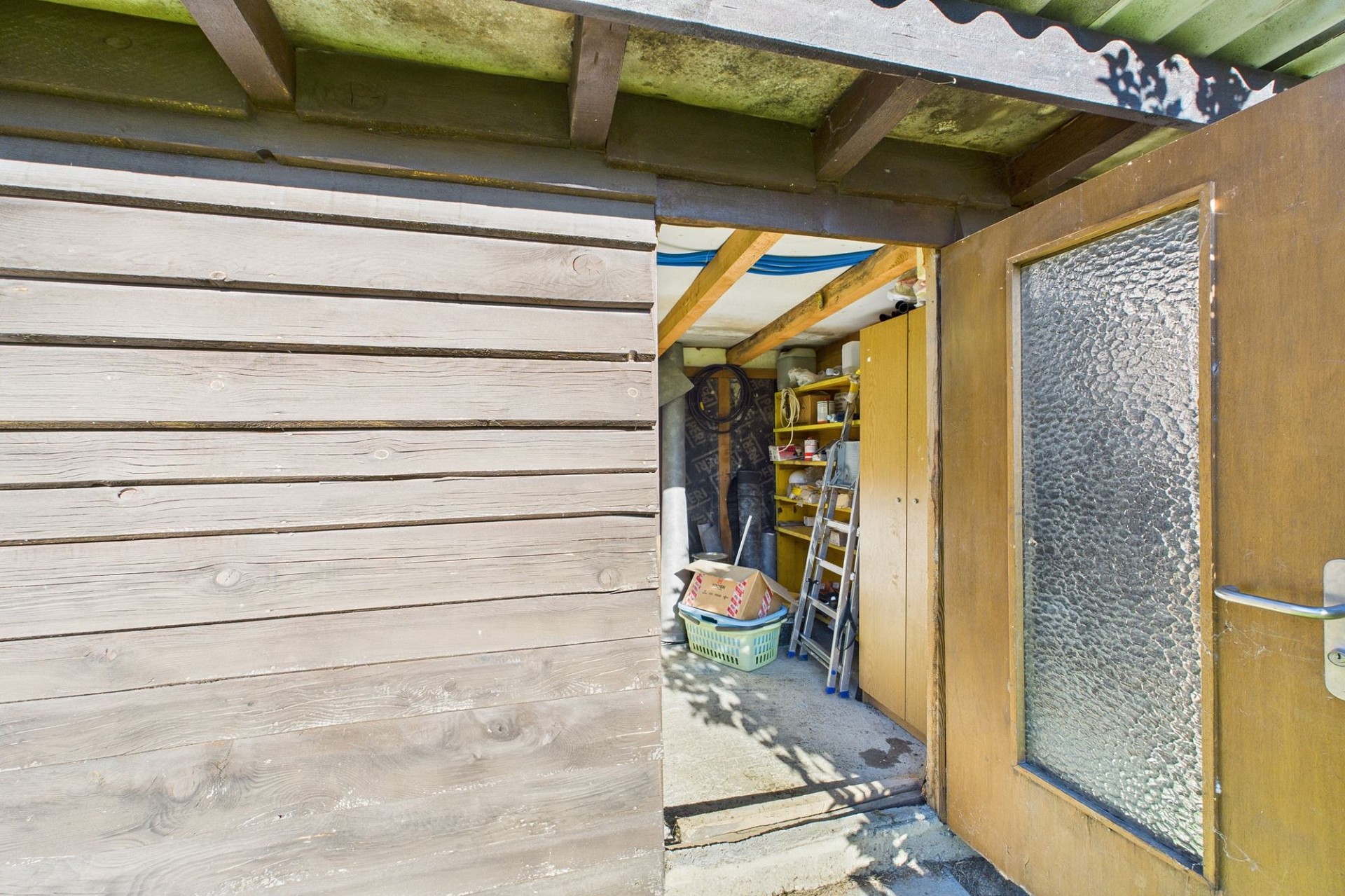 Außenbereich mit offenem Schuppen