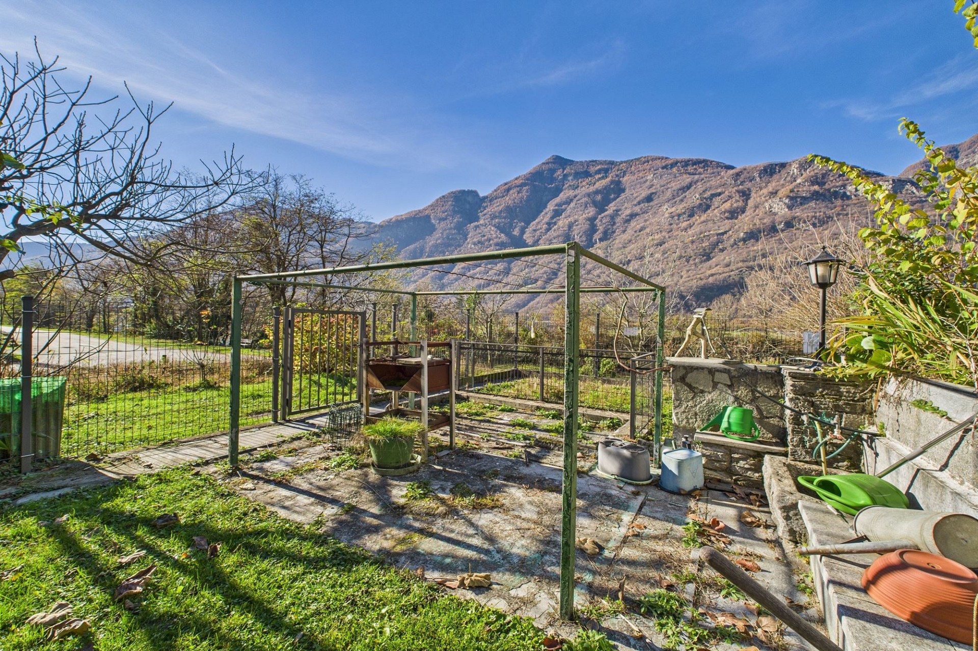 Blick auf einen Garten mit Bergpanorama