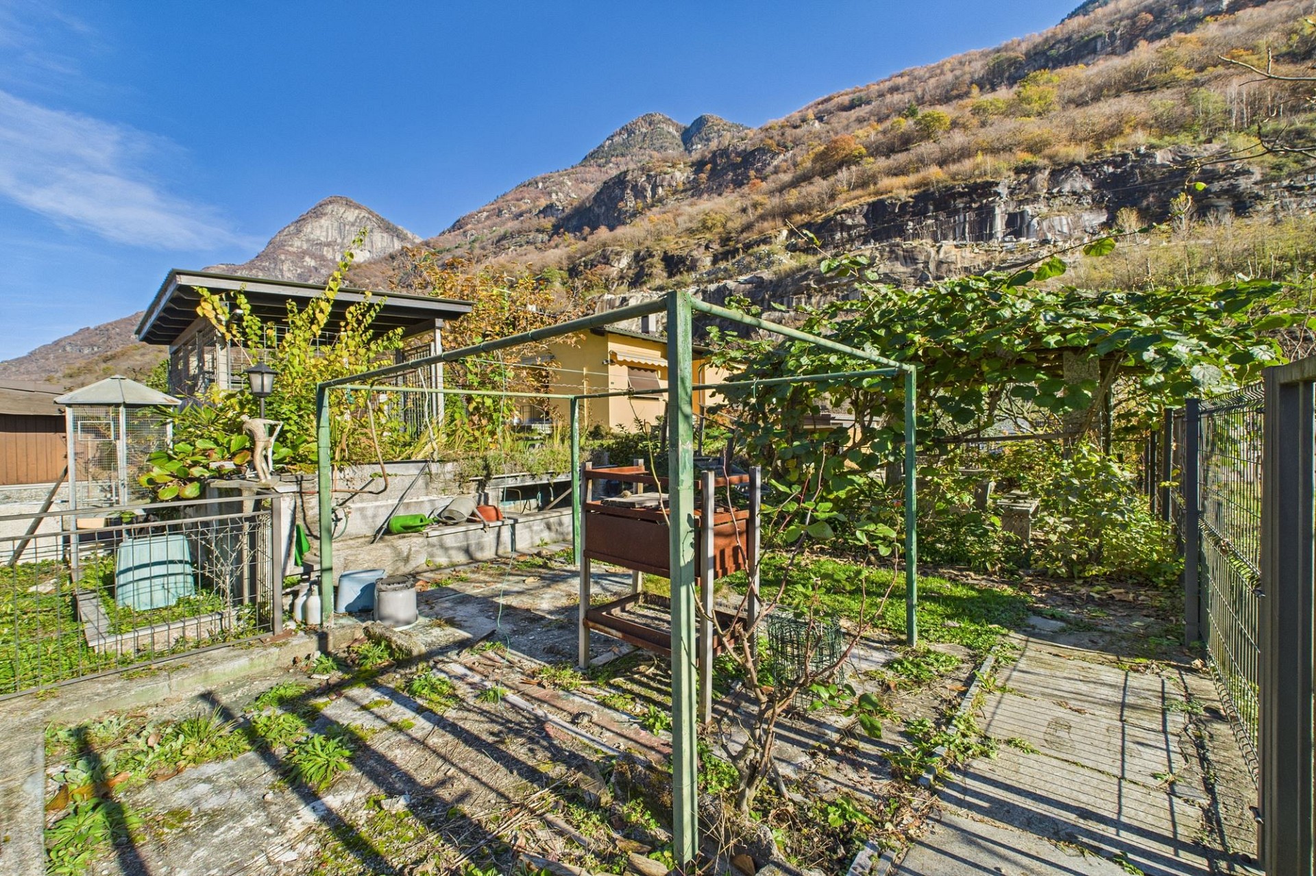 Berggarten mit Pergola und Haus