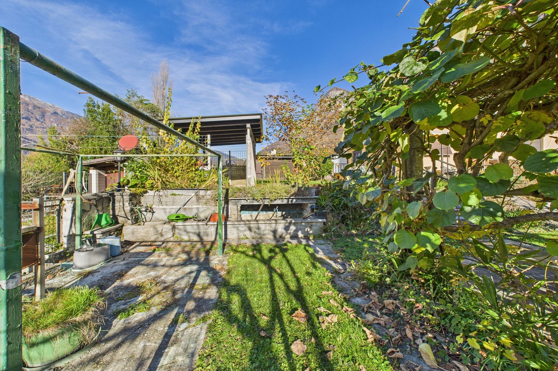 Garten mit Terrasse und Bergblick
